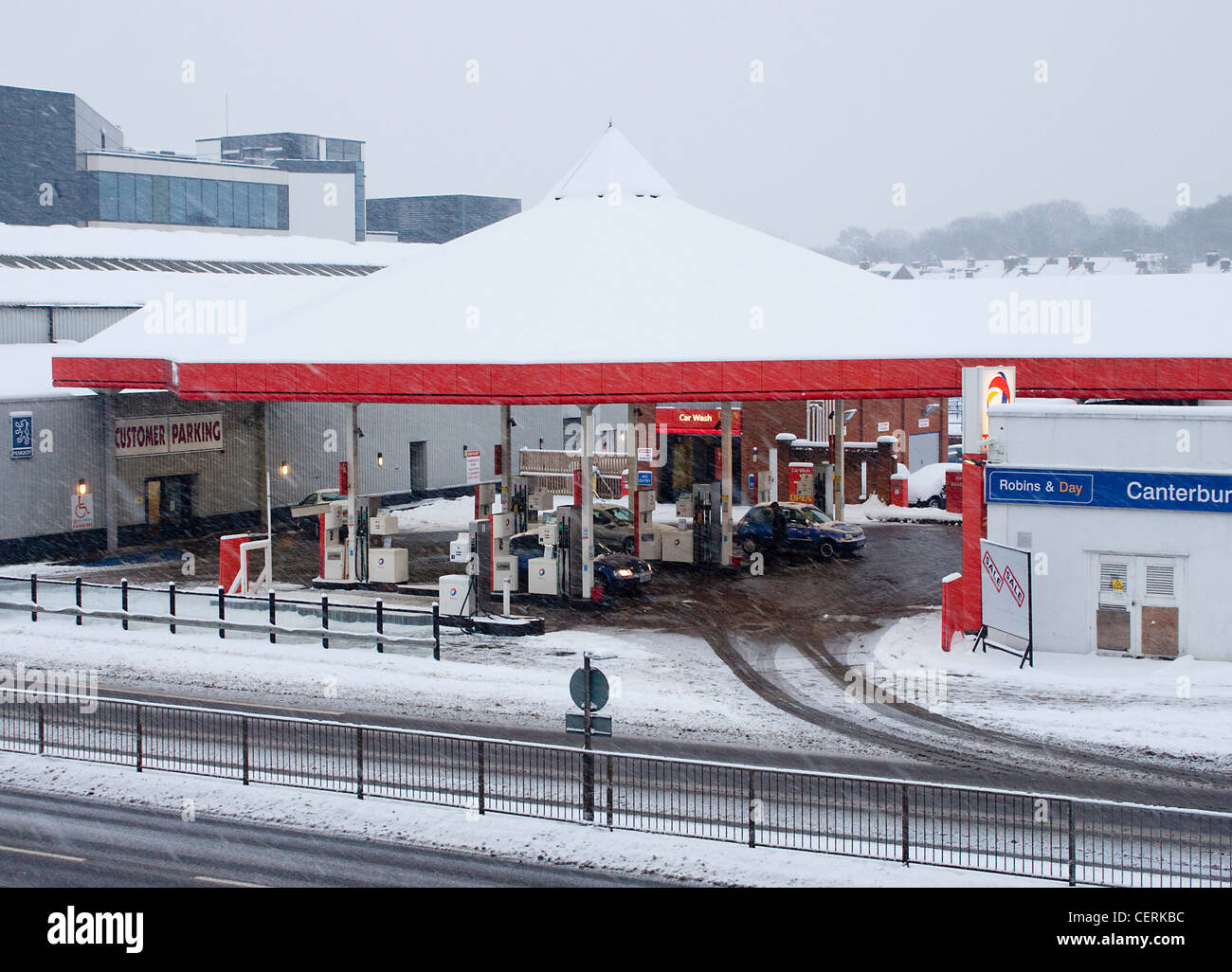 Garage totale stazione di benzina nella neve profonda Canterbury UK Dicembre Foto Stock