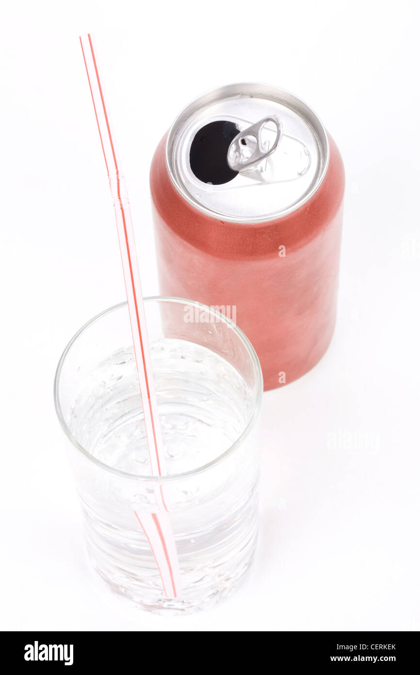 Red soda può e vetro con sfondo bianco Foto Stock