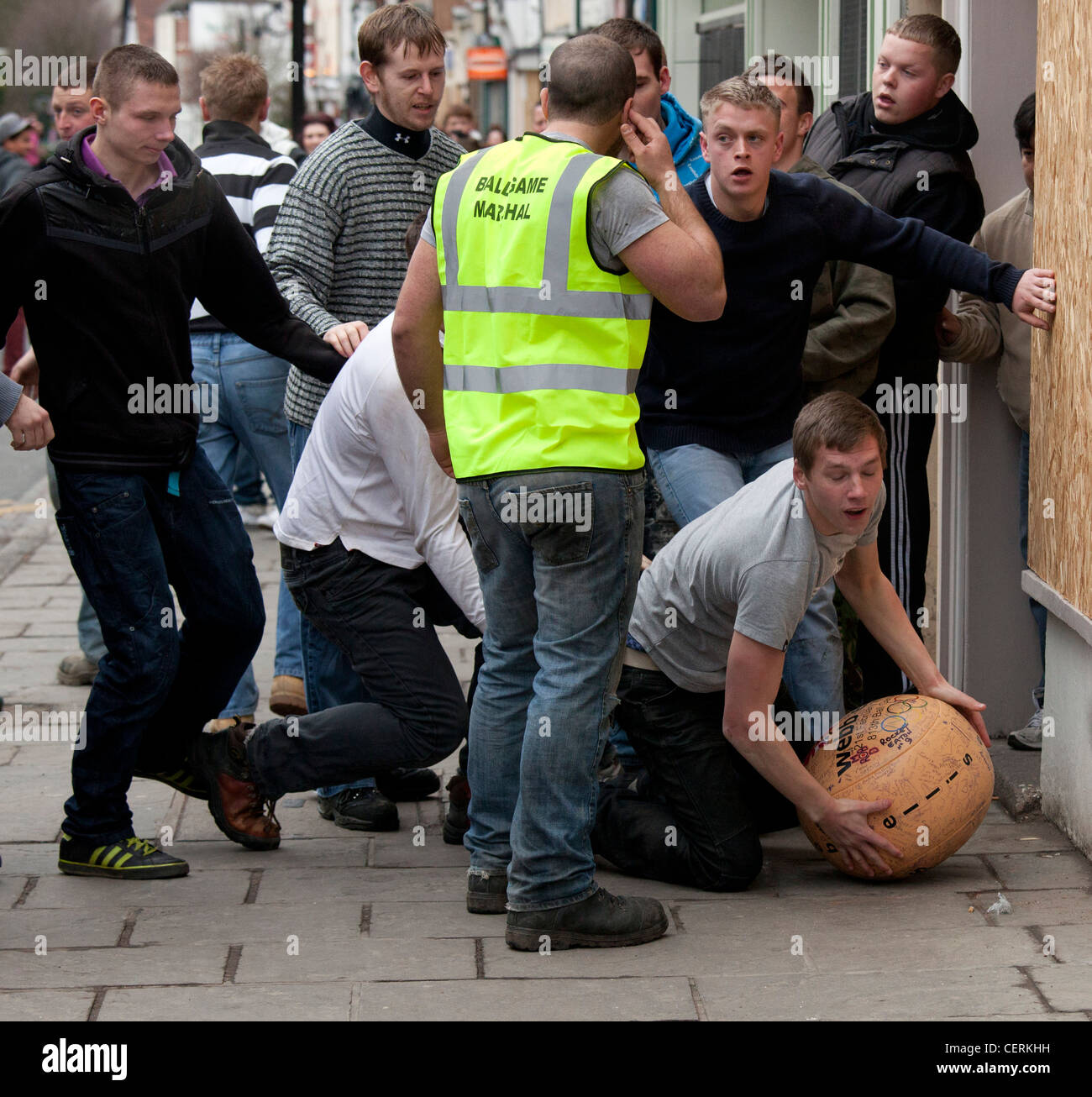 Atherstone ball game 2012. Azione sulla lunga strada durante il gioco. Foto Stock