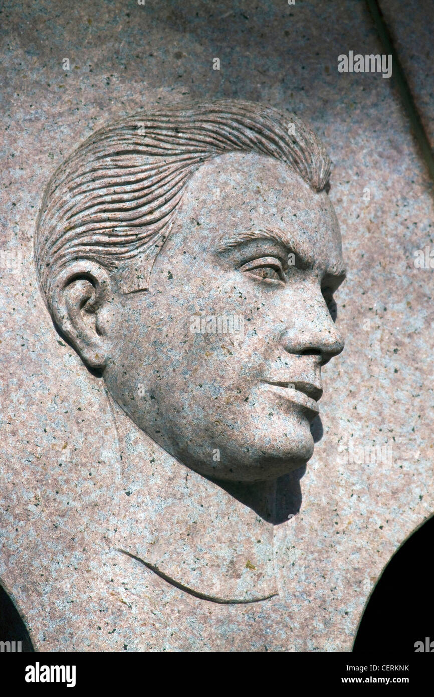 Un busto di un maschio di bassorilievo su un mausoleo di granito a Oak Hill Cimitero situato in Georgetown a Washington DC Foto Stock