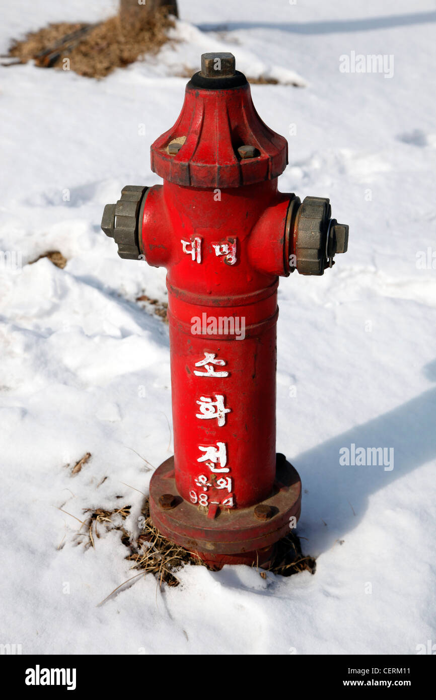 Rosso coreano idrante di fuoco nella neve a DMZ De-militarized zone del sud corea del nord al confine Imjingak, Corea del Sud Foto Stock