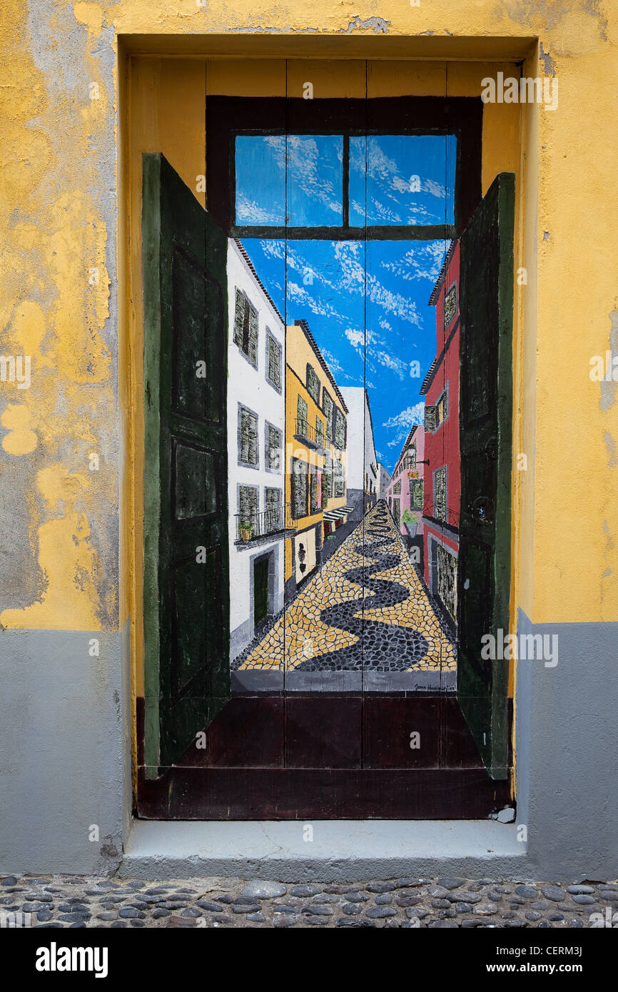 Città vecchia di Funchal Porte dipinte su Rua de Santa Maria Joana Henriques zona Histroica do Funchal Portas com Arte Doors with Art in Funchal, Madeira. Foto Stock