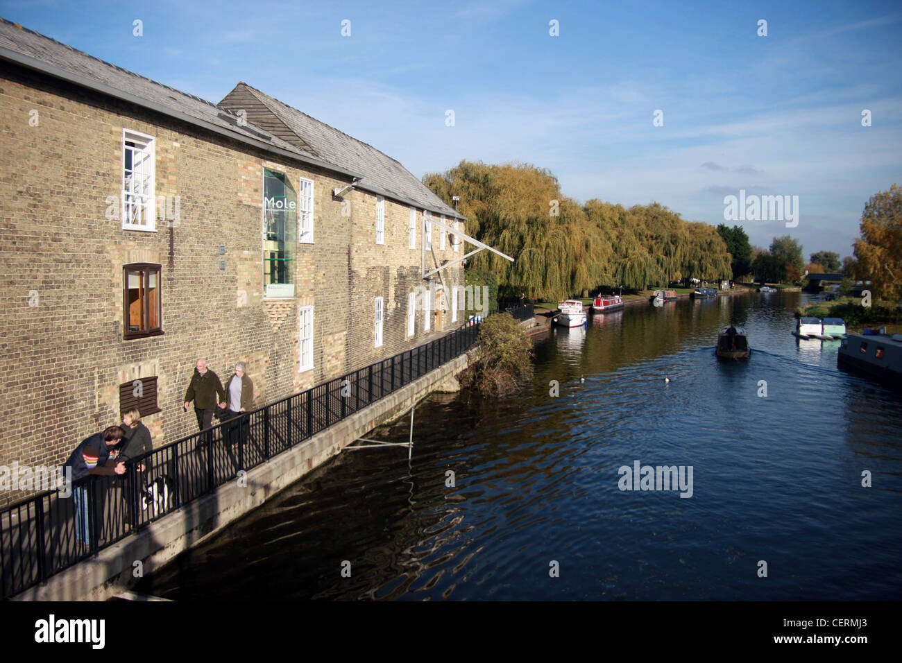 Babilonia Art Gallery (sinistra) lungo le sponde del Fiume Great Ouse in esecuzione attraverso la città di Ely vicino a Cambridge Foto Stock