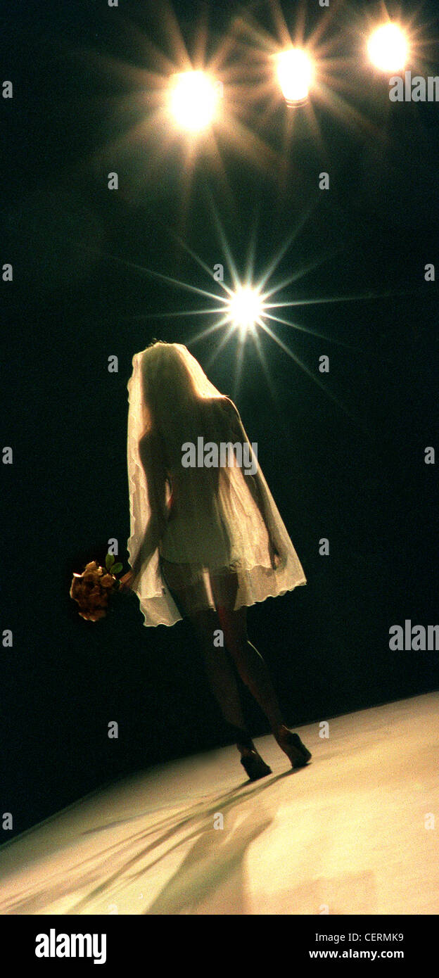 Mercedes Australian Fashion Week scattata a un agle vista posteriore della silhouette modello indossa velo nuziale e carring un Foto Stock