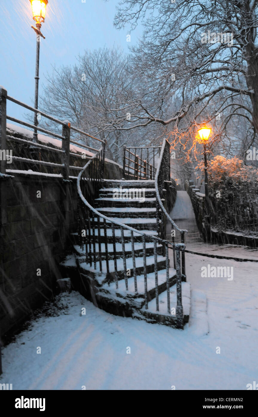 Chester nella neve che mostra fasi di curve che portano sulle mura romane Foto Stock