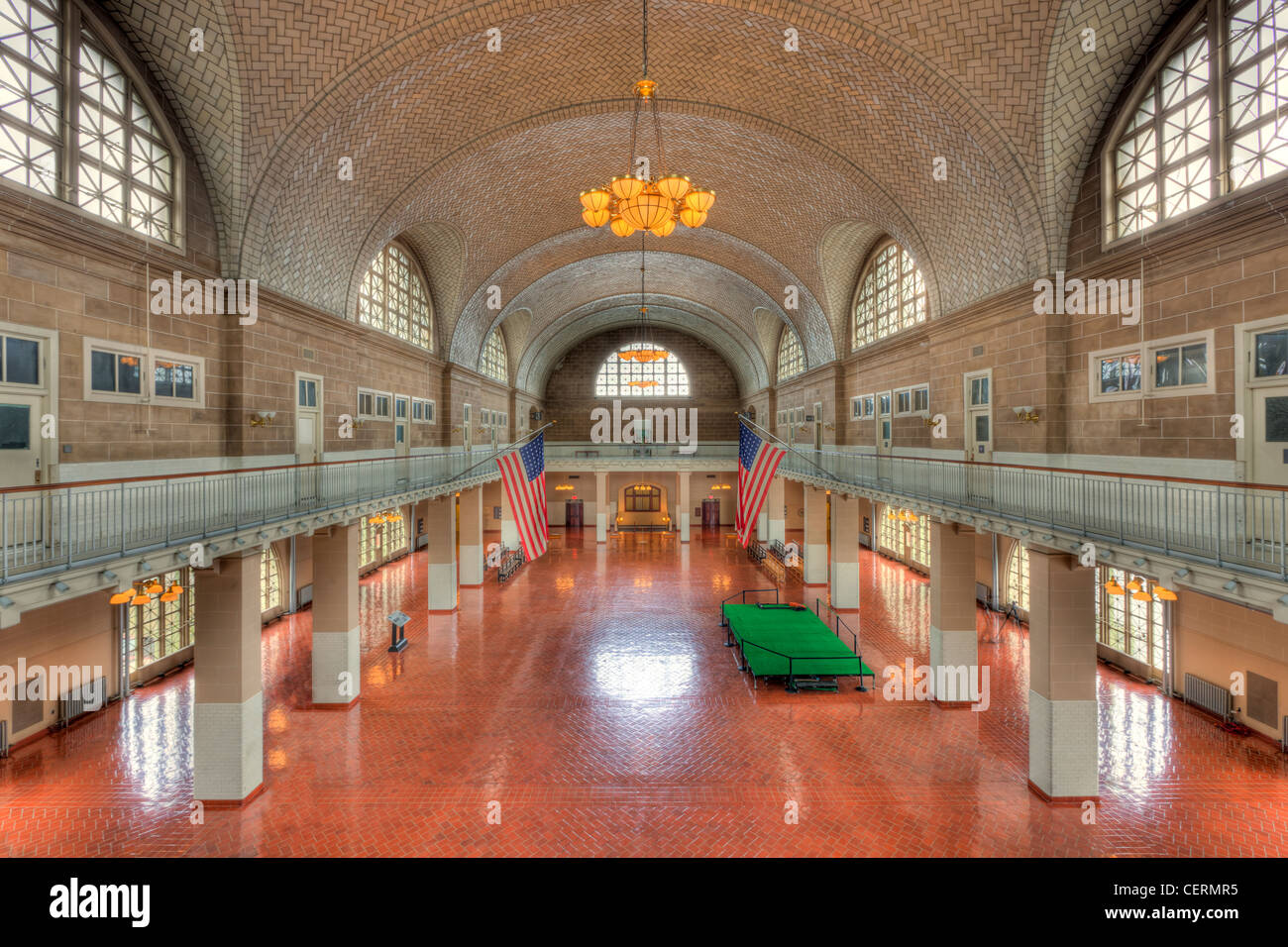 L'Ellis island registry room (sala grande) dal secondo piano balcone interno di Ellis island museo di immigrazione. Foto Stock