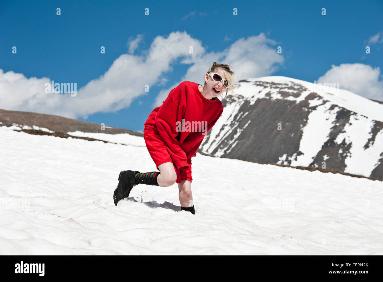 Giovane ragazza ridere sul lato montagna del Colorado Montagne Foto Stock