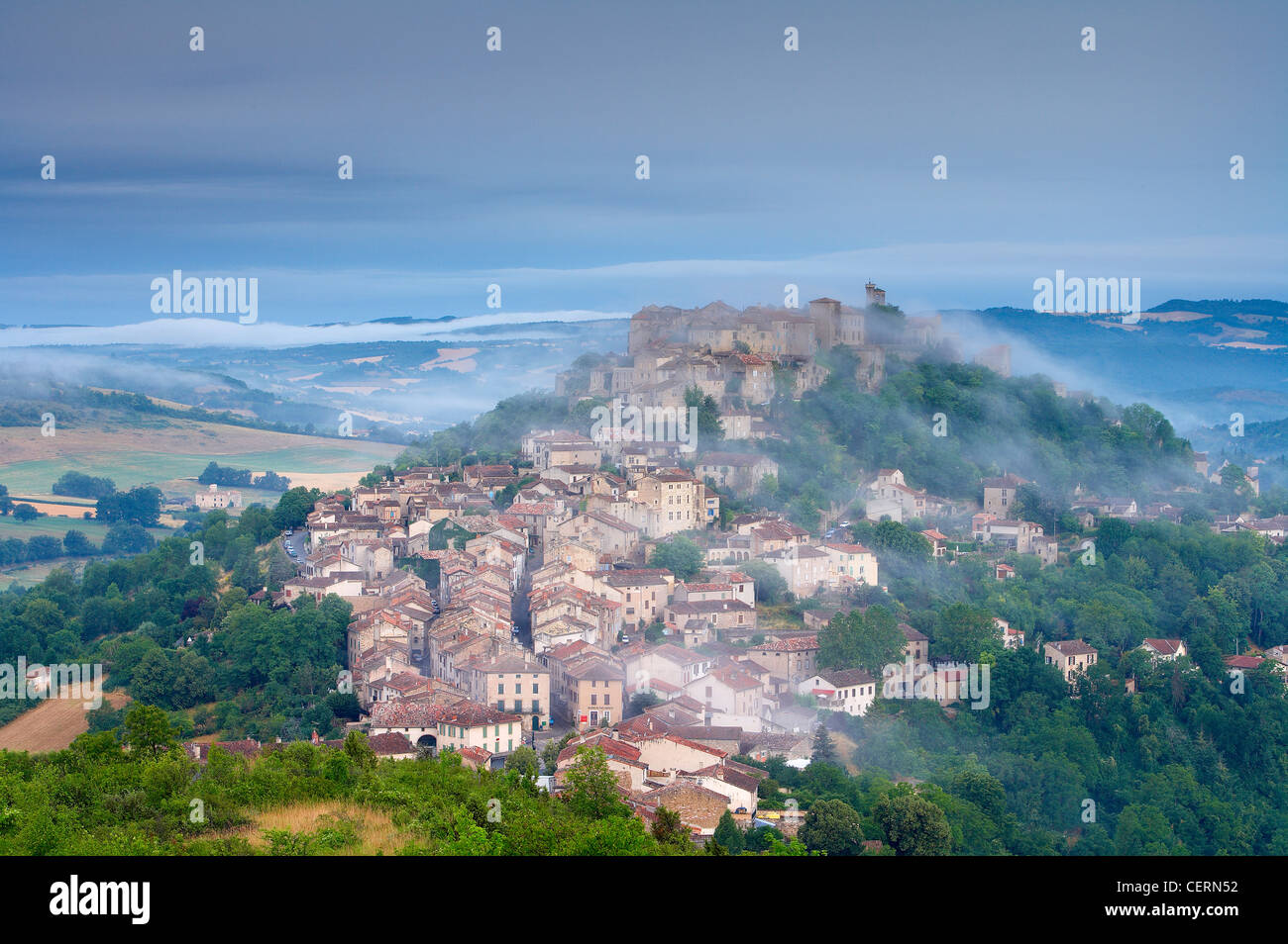 La Bastide hill top città di Cordes-sur-Ciel è avvolta nella nebbia all'alba, - Midi Pyrénées, Francia Foto Stock La Bastide hill top città di Cordes-sur-Ciel è avvolta nella nebbia all'alba, - Midi Pyrénées, Francia Foto Stock