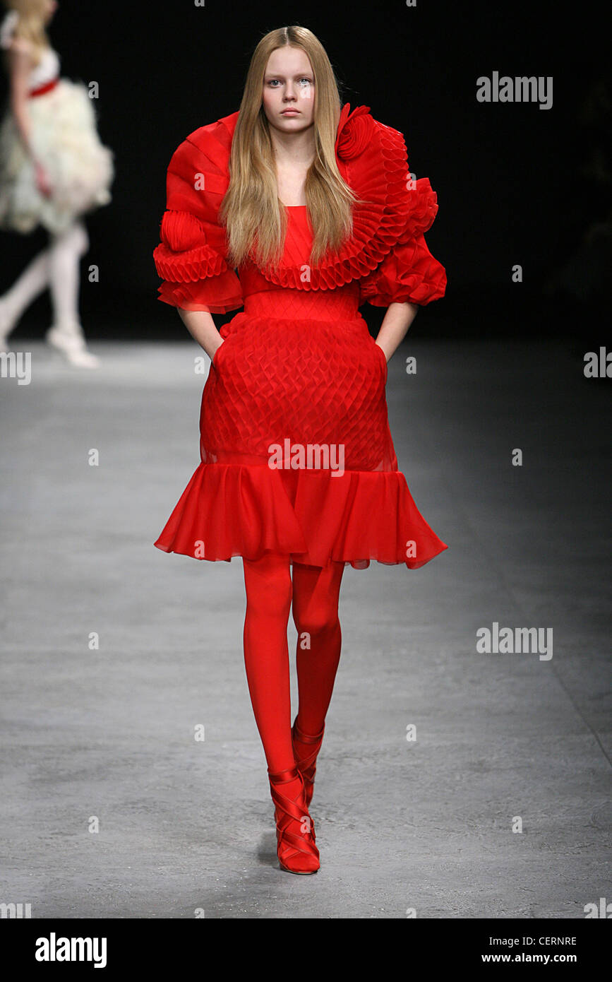 Givenchy Parigi Haute Couture Primavera Estate tutto vestito rosso: Femmina  indossando profondo rosso scolpito abito increspato orlo pieghettato, rosso  Foto stock - Alamy