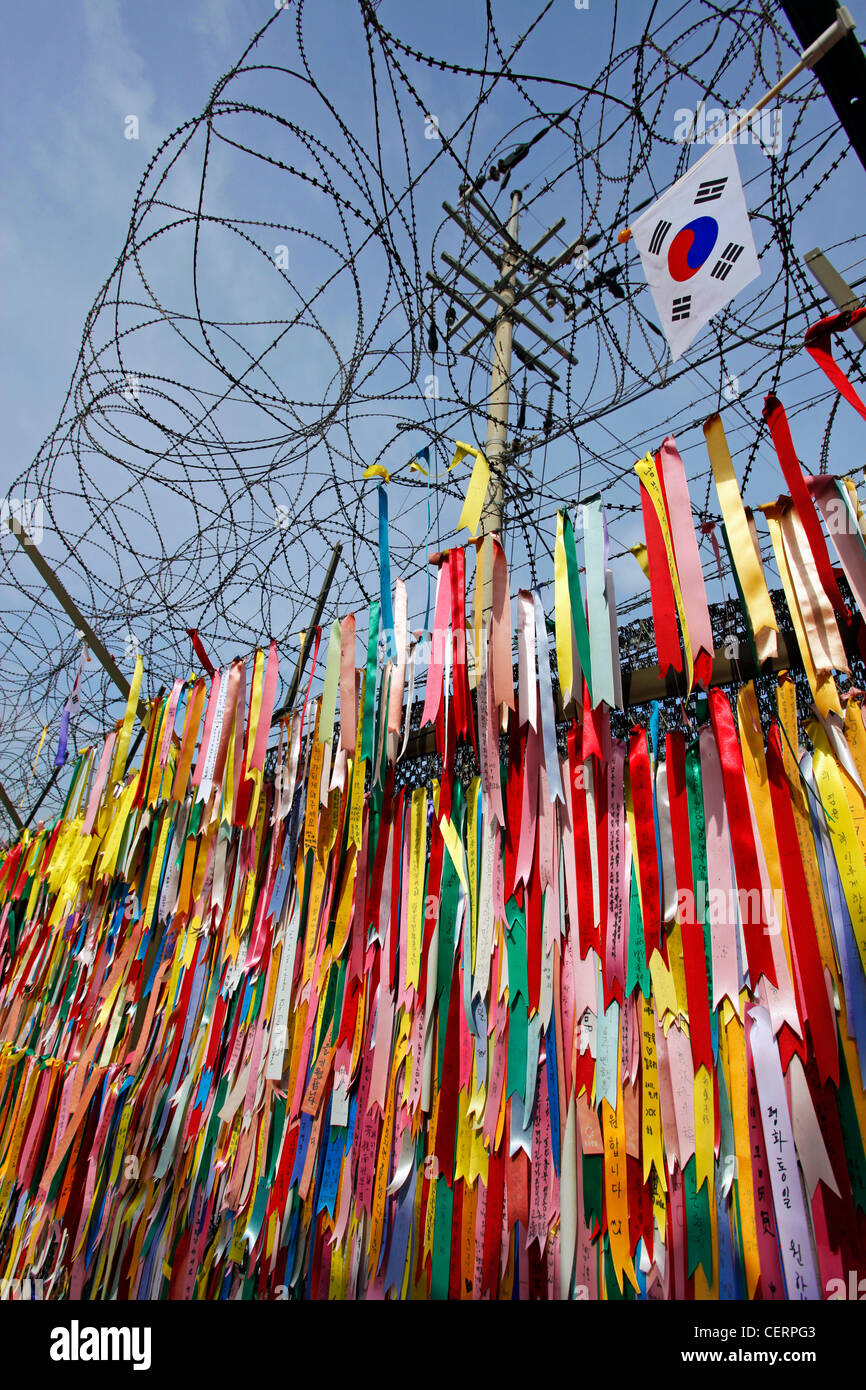 Filo spinato e desiderate nastri desiderosi di pace e di unità in DMZ De-militarized zone del sud corea del nord confine Foto Stock