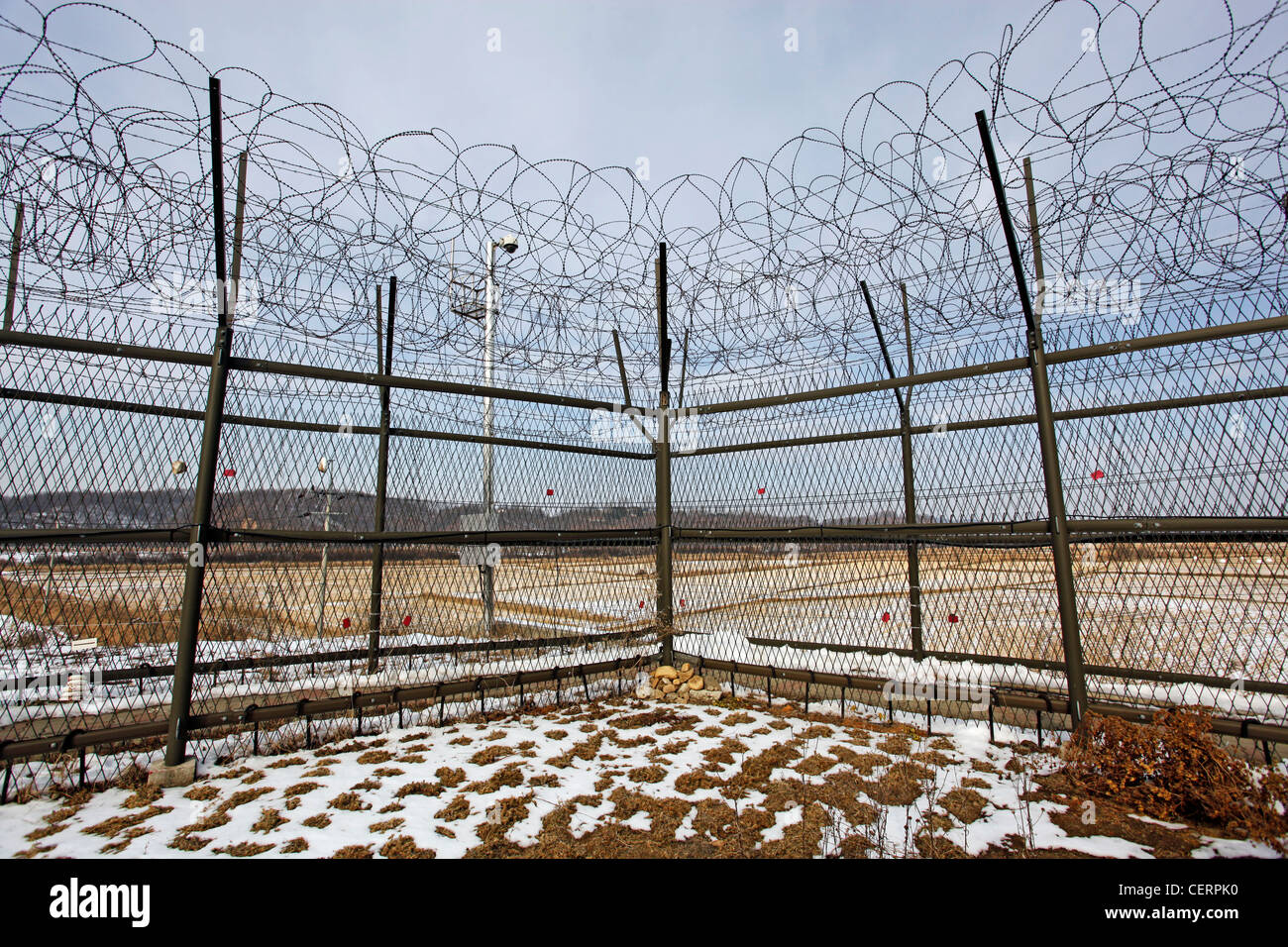 Filo spinato e Sud bandiera coreana a DMZ De-militarized zone del sud corea del nord di frontiera, Imjingak, Corea del Sud Foto Stock