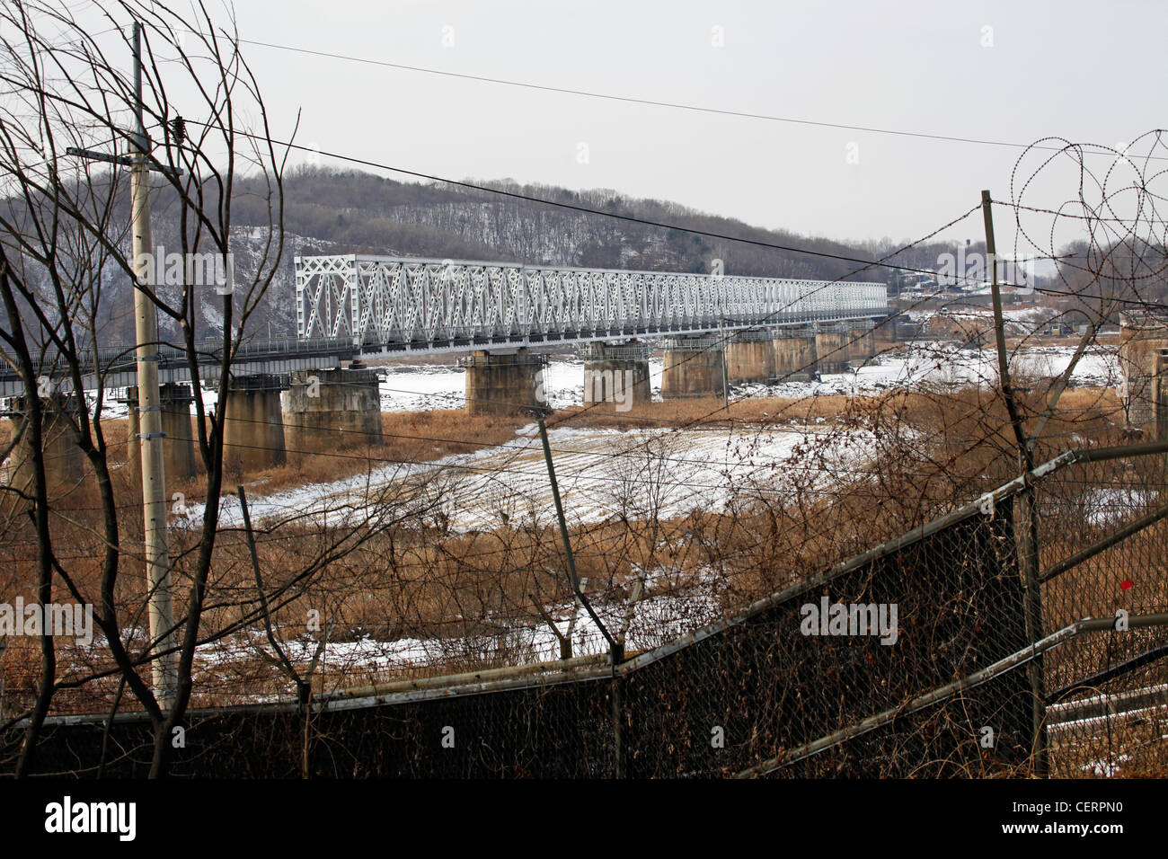 Guardando a nord verso il ponte per la Corea del Nord a DMZ De-militarized zone del sud corea del nord al confine Imjingak Foto Stock
