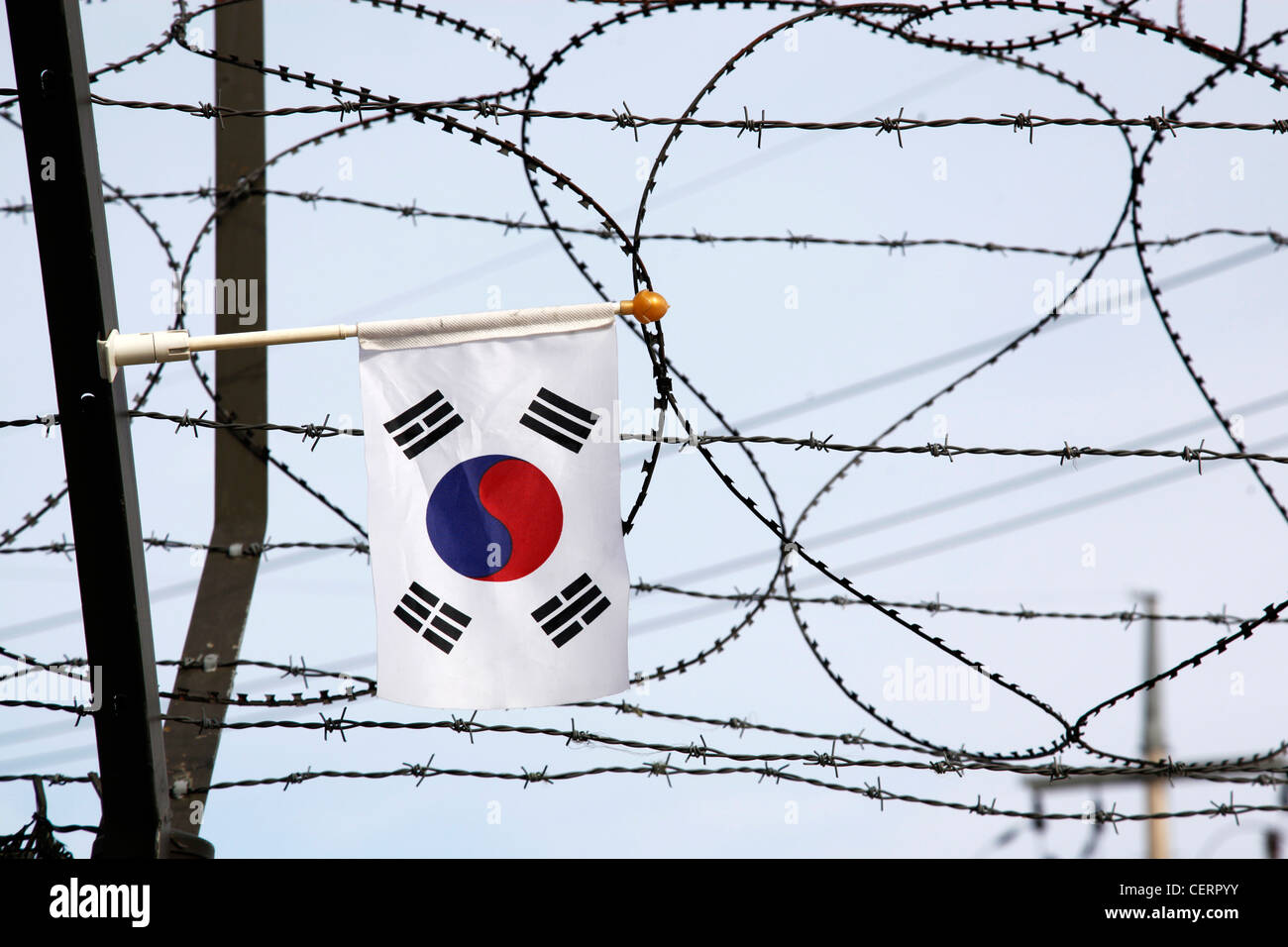Filo spinato e Sud bandiera coreana a DMZ De-militarized zone del sud corea del nord di frontiera, Imjingak, Corea del Sud Foto Stock