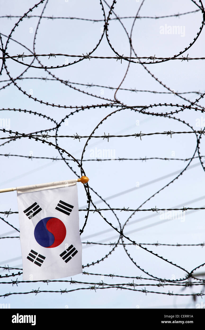 Filo spinato e Sud bandiera coreana a DMZ De-militarized zone del sud corea del nord di frontiera, Imjingak, Corea del Sud Foto Stock