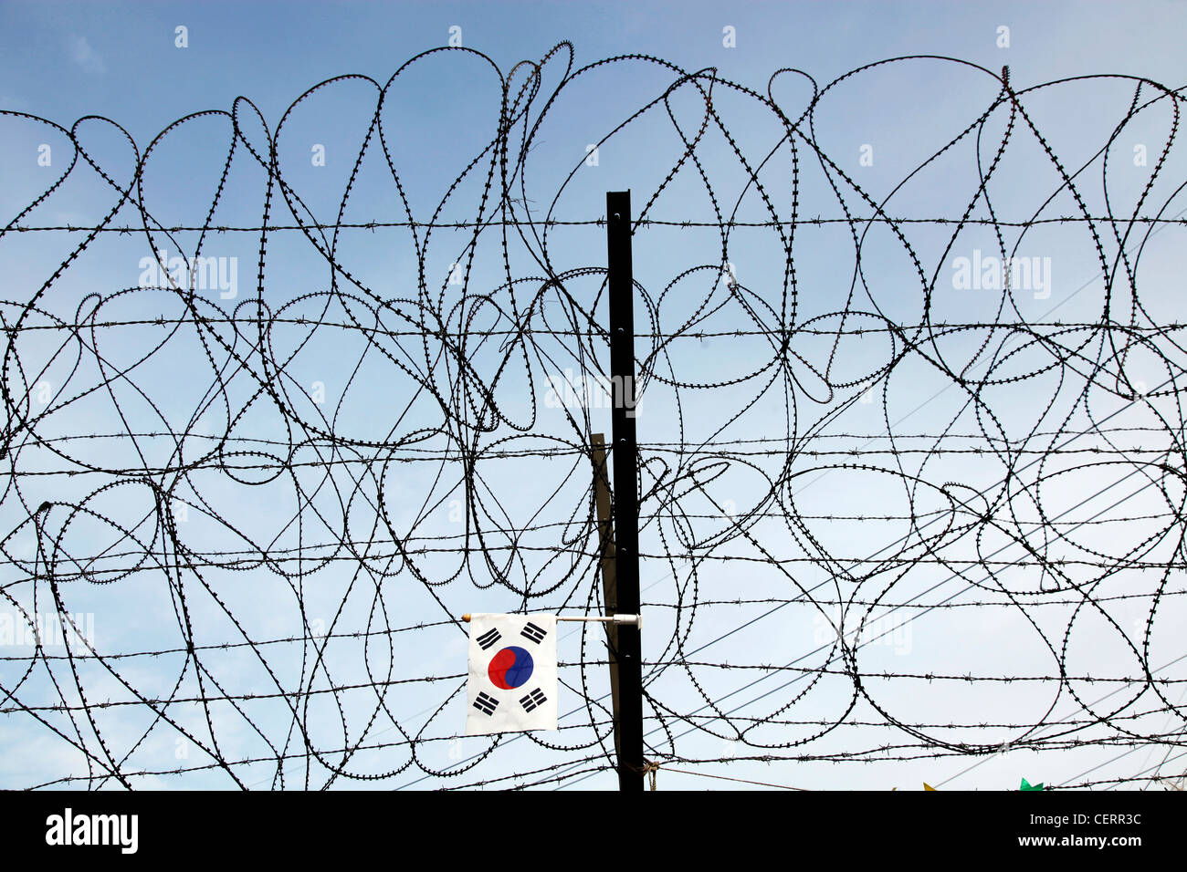 Filo spinato e Sud bandiera coreana a DMZ De-militarized zone del sud corea del nord di frontiera, Imjingak, Corea del Sud Foto Stock