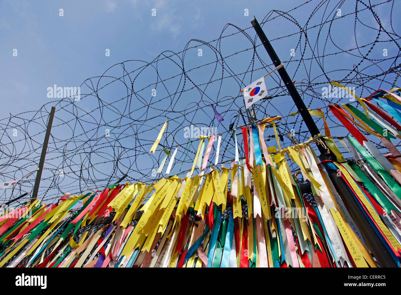 Filo spinato e desiderate nastri desiderosi di pace e di unità in DMZ De-militarized zone del sud corea del nord confine Foto Stock