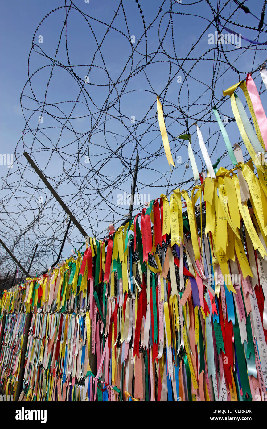 Filo spinato e desiderate nastri desiderosi di pace e di unità in DMZ De-militarized zone del sud corea del nord confine Foto Stock
