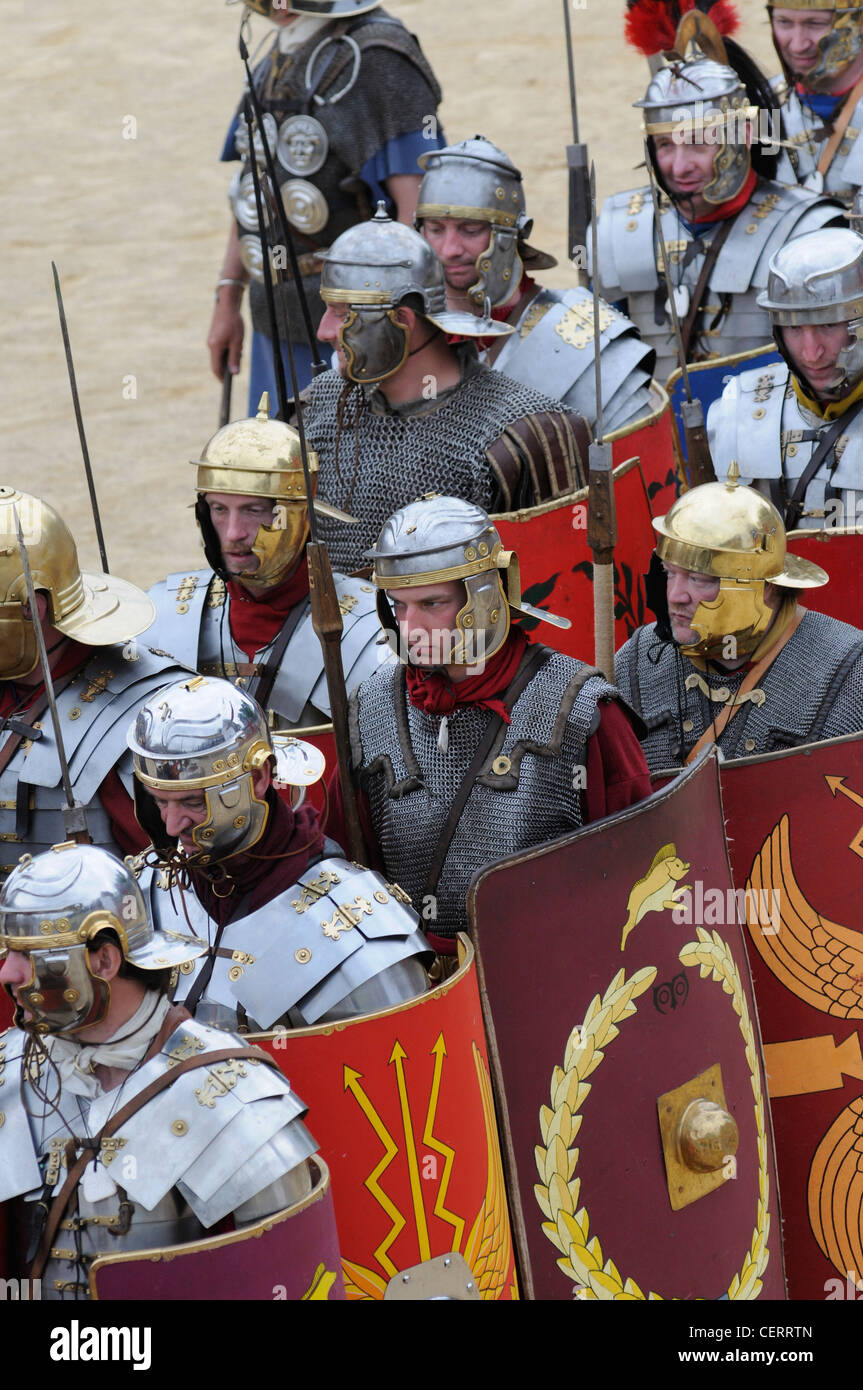 I soldati romani sulla scena di un re emanazione presso l'anfiteatro romano a Chester Regno Unito Foto Stock