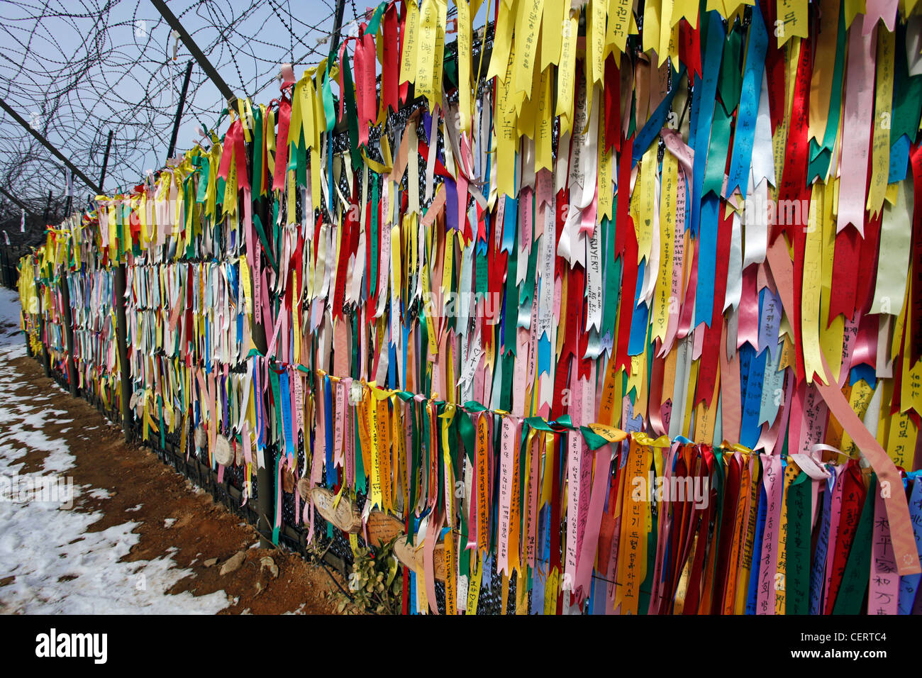 Filo spinato e desiderate nastri desiderosi di pace e di unità in DMZ De-militarized zone del sud corea del nord confine Foto Stock