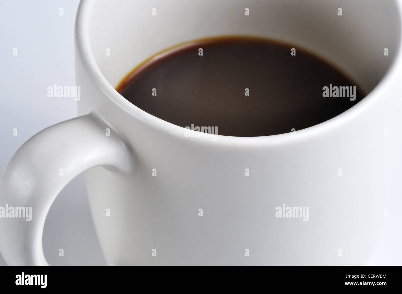 Tazza di caffè con caffè in uno sfondo grigio chiaro, soft focus, alcune aggiunte di granella Foto Stock