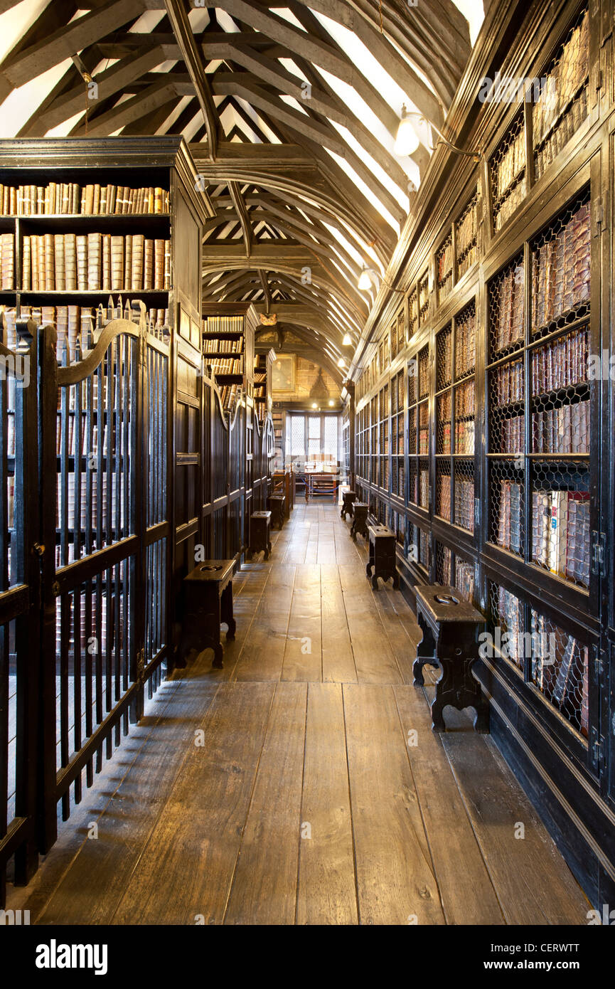 Una vista interna della Chetham's Library di Manchester, UK. Foto Stock
