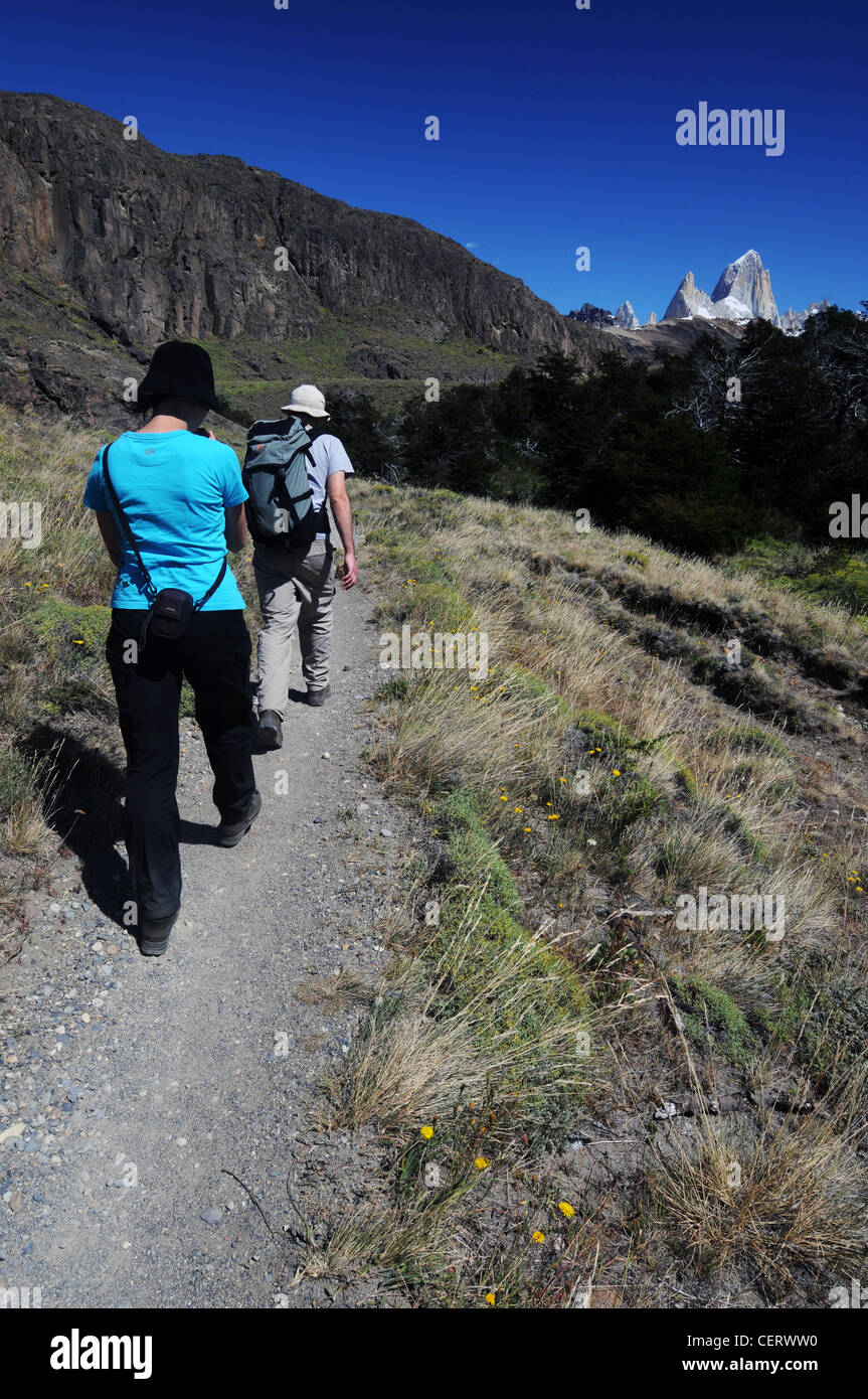 Gli escursionisti sulla via verso il Monte Fitz Roy, parco nazionale Los Glaciares, Patagonia, Argentina. No signor Foto Stock