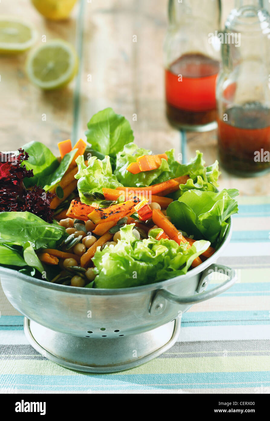 Mescolare e abbinare insalate creare gustose varianti di base di insalata verde mantenendo una selezione di ingredienti e condimenti a portata di mano Foto Stock