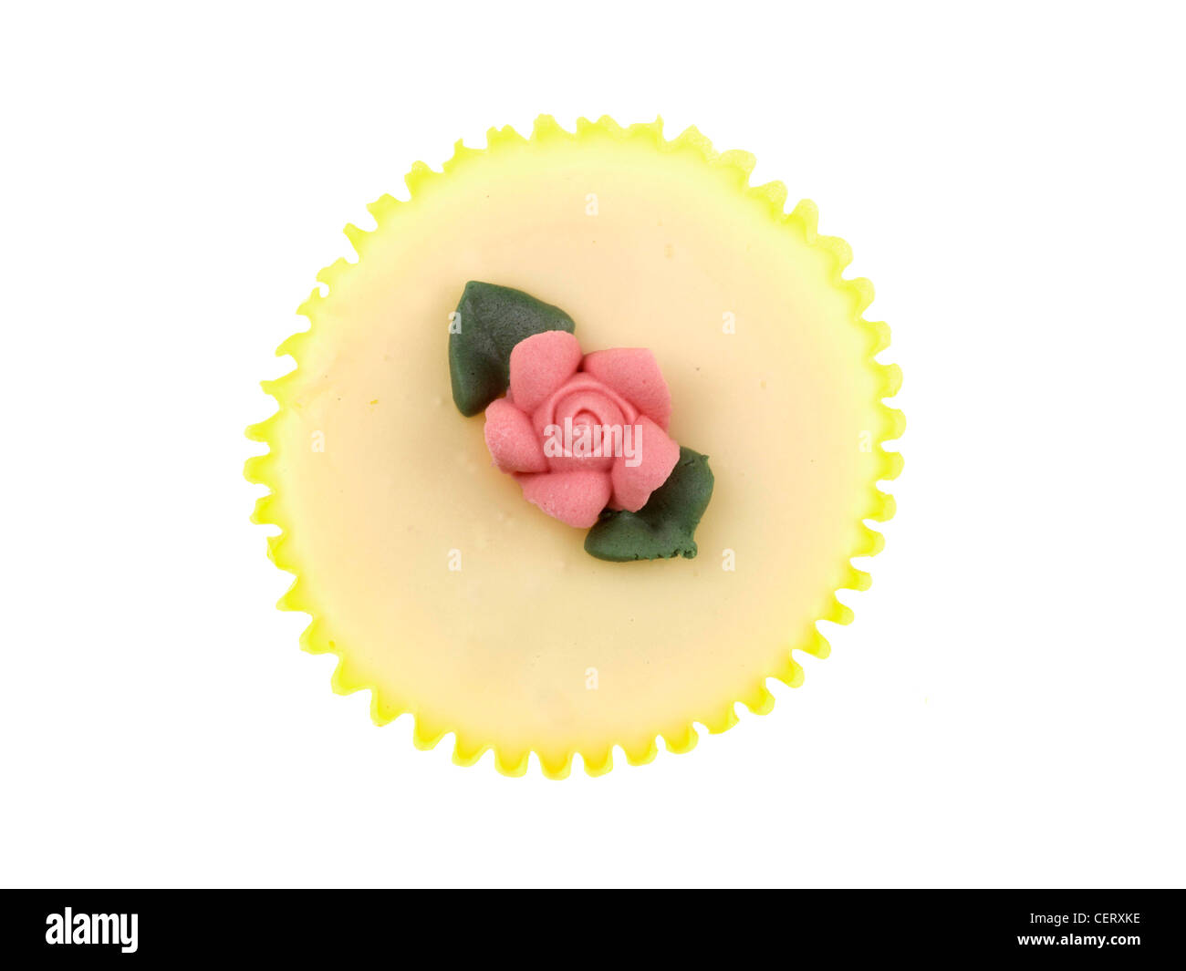 Fresca ghiacciata individuale e decorate singoli Limone dolce tazza isolata contro uno sfondo bianco con un tracciato di ritaglio e nessun popolo Foto Stock
