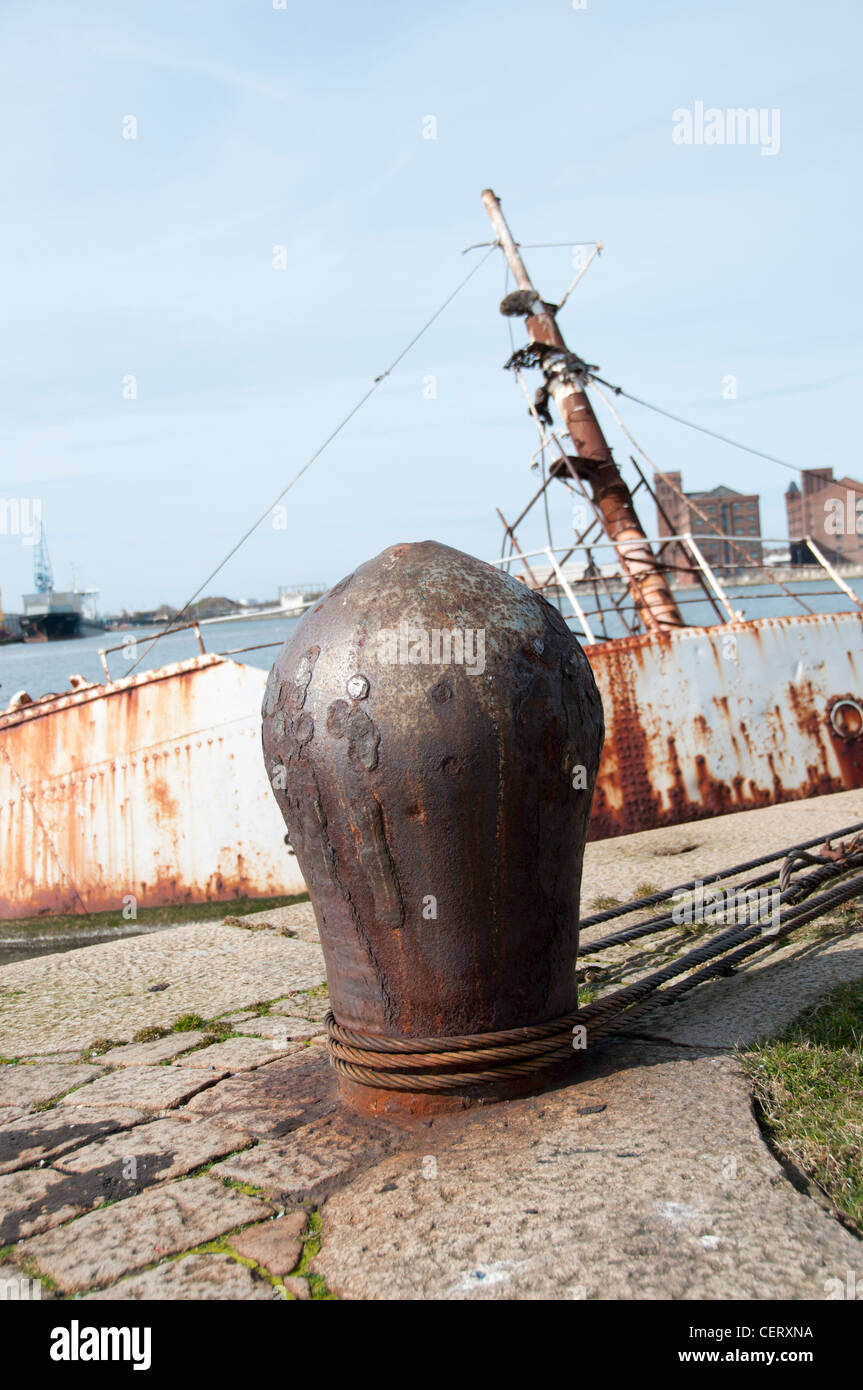 Dockside bollard per ormeggio navi di grandi dimensioni Foto Stock