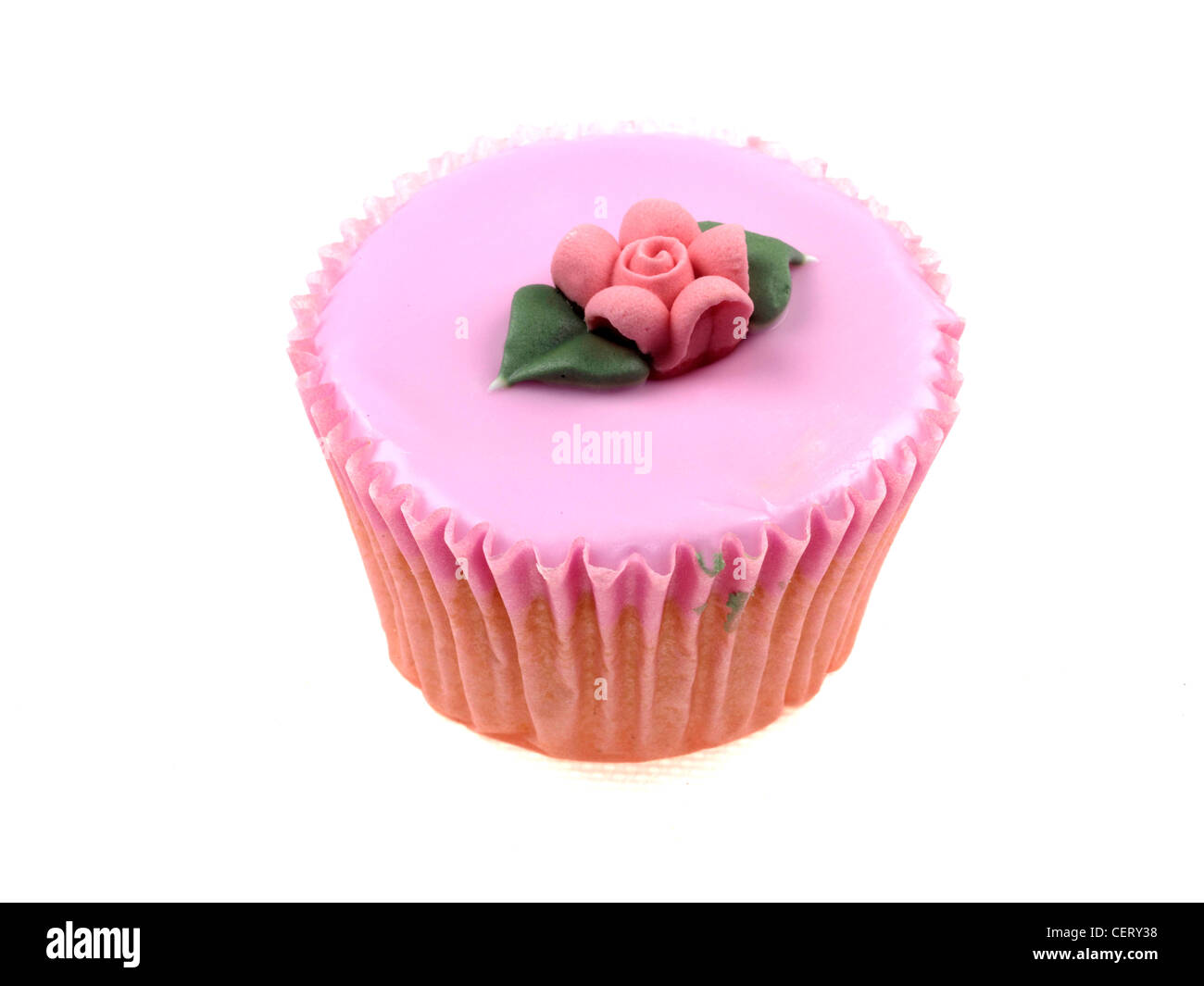 Fresca ghiacciata individuale e decorate singoli Strawberry Cup Cake isolata contro uno sfondo bianco con un tracciato di ritaglio e nessun popolo Foto Stock