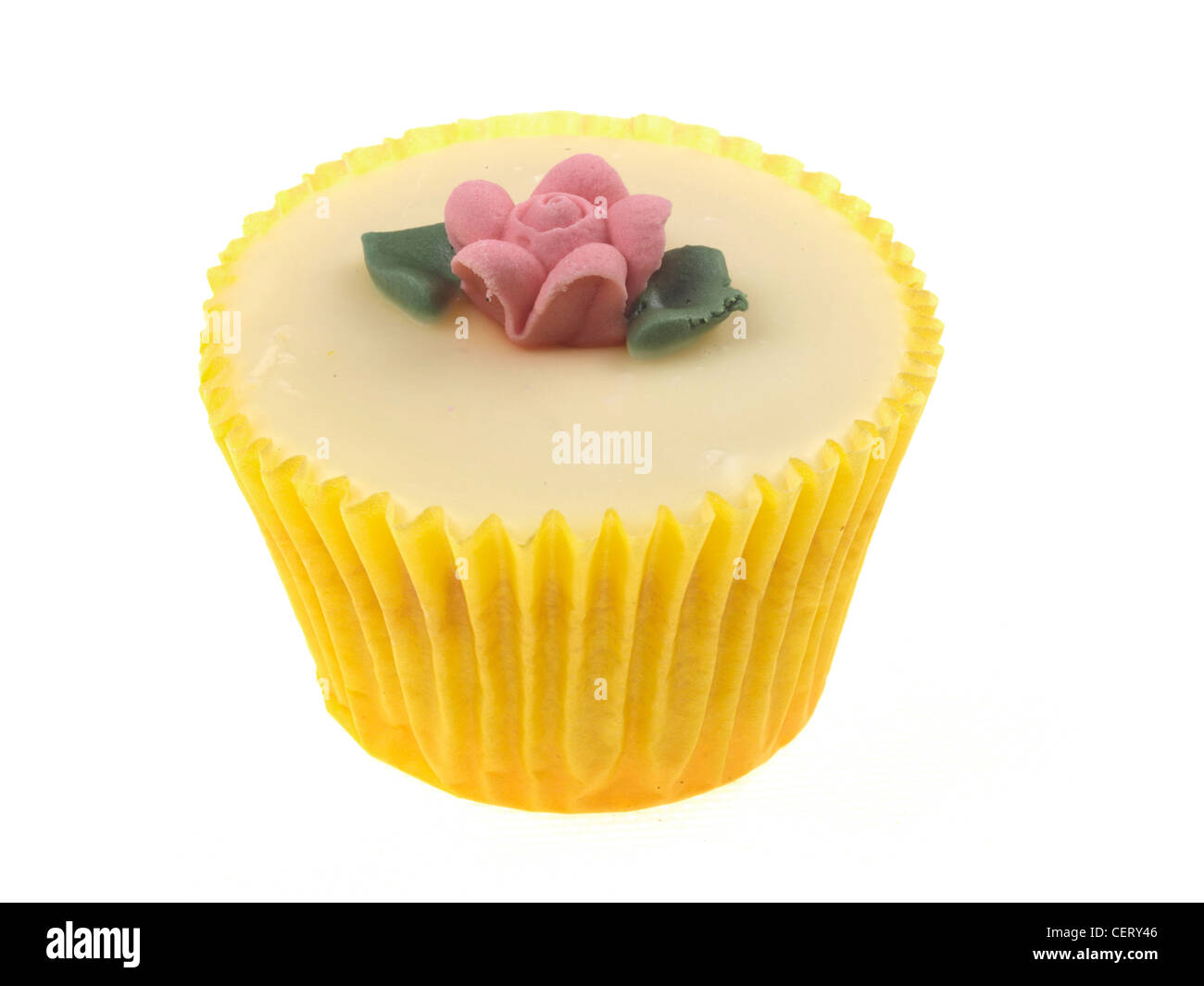 Fresca ghiacciata individuale e decorate singoli Limone dolce tazza isolata contro uno sfondo bianco con un tracciato di ritaglio e nessun popolo Foto Stock