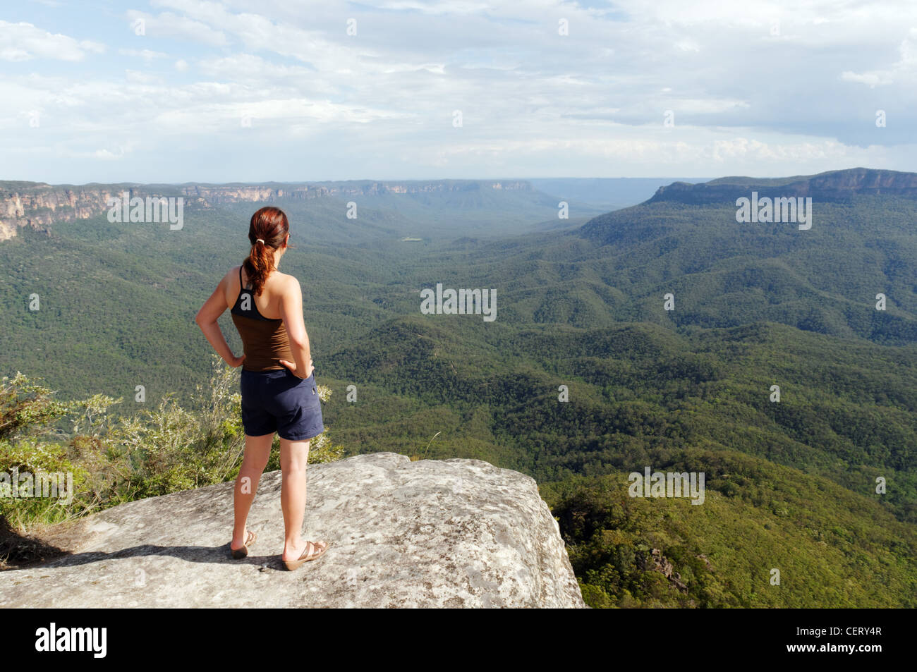 Una giovane donna che guarda oltre le montagne blu, Australia Foto Stock