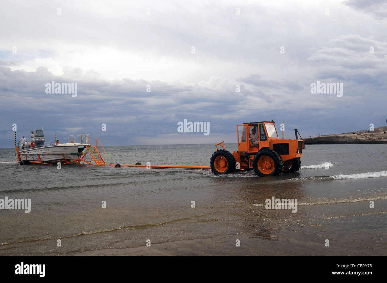 Il trattore viene utilizzato per recuperare la barca dalla baia poco profonda, Puerto Piramides, Penisola Valdes, Patagonia, Argentina. No signor o PR Foto Stock
