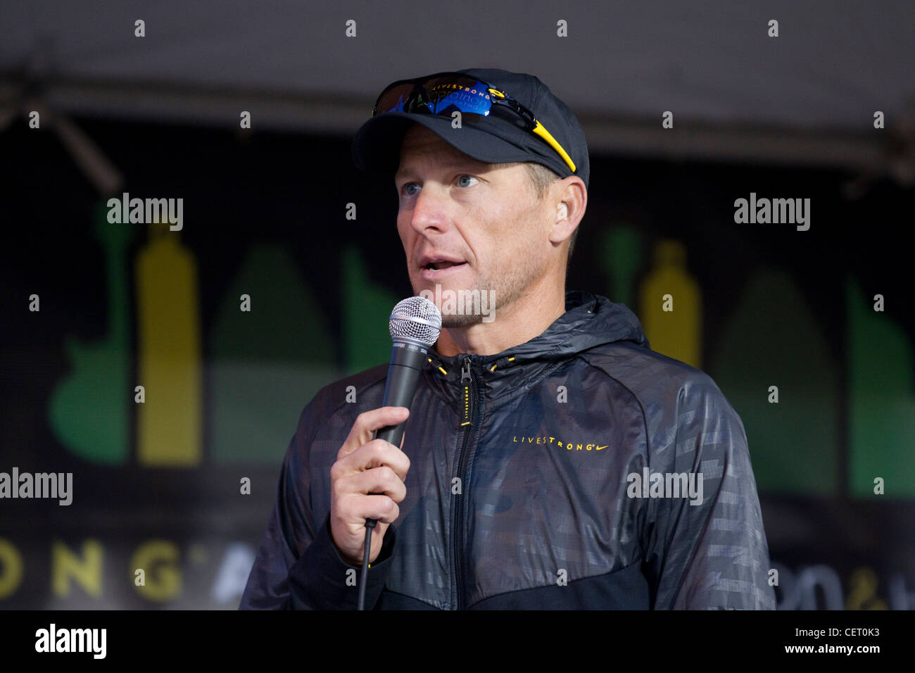 Lance Armstrong incoraggia la folla come più di 18.000 corridori pestate le strade del centro città di Austin Domenica, Feb 19, 2012 Foto Stock