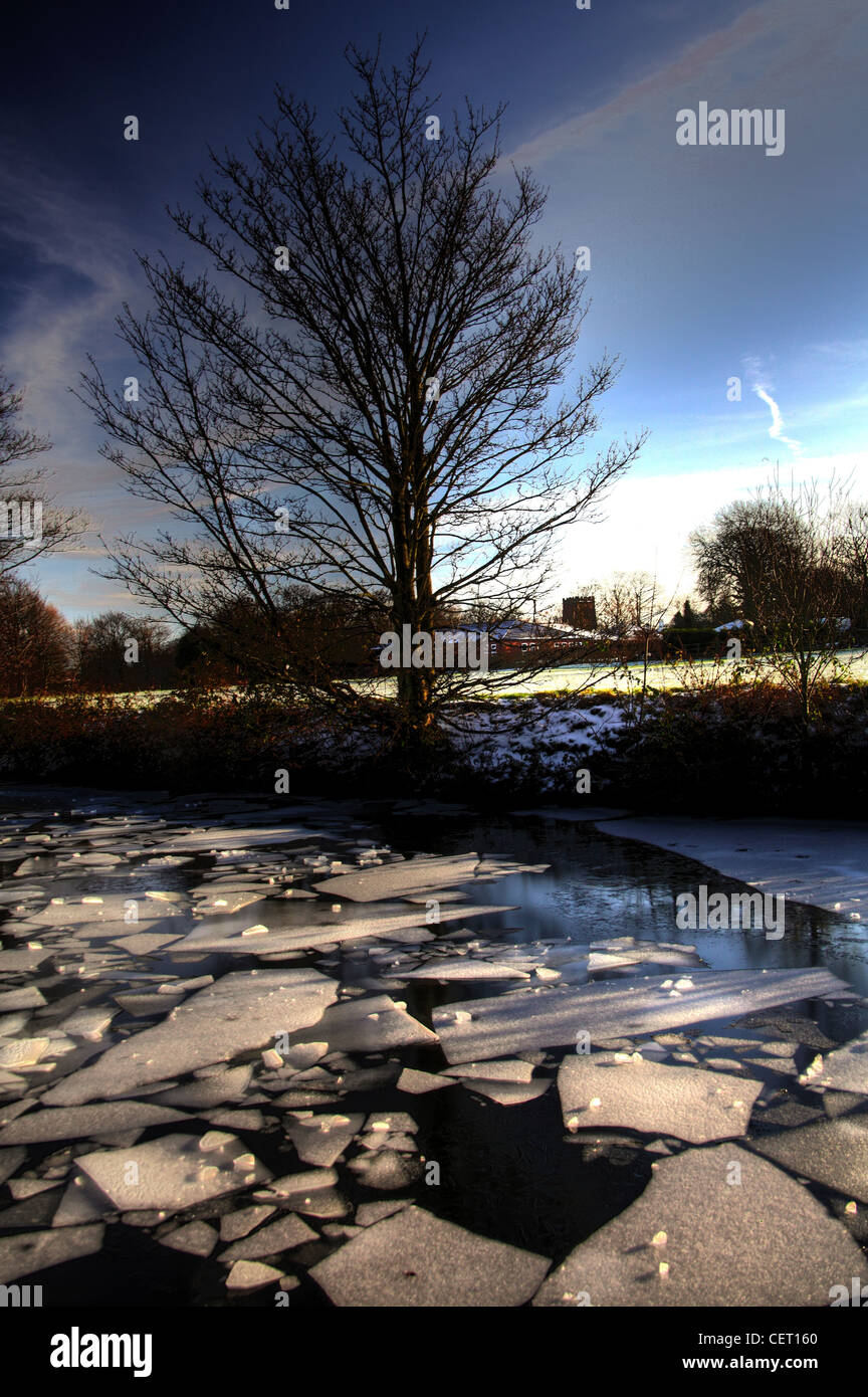 Ice on the Bridgewater Canal Winter in Grappenhall Village, South Warrington Cheshire, England, UK, WA4 2PL Foto Stock