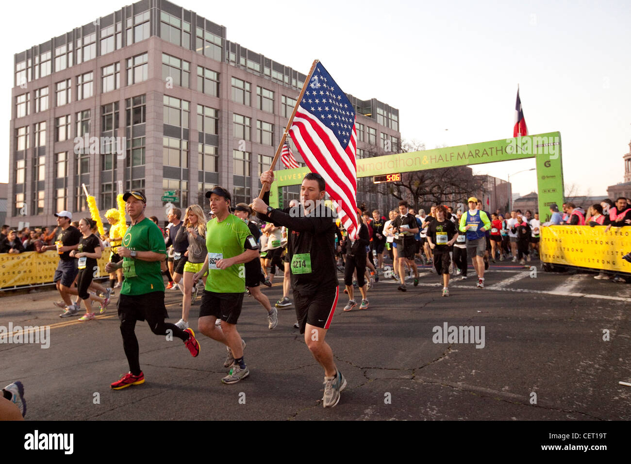 Gli atleti celebrare come più di 18.000 corridori pestate le strade del centro città di Austin per la maratona annuale gara Foto Stock