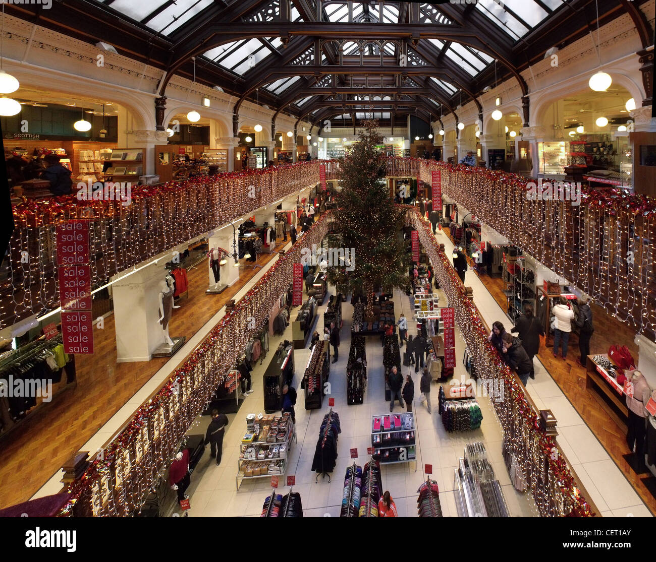 Il Jenners Dept store albero di Natale Edimburgo in Scozia Foto Stock