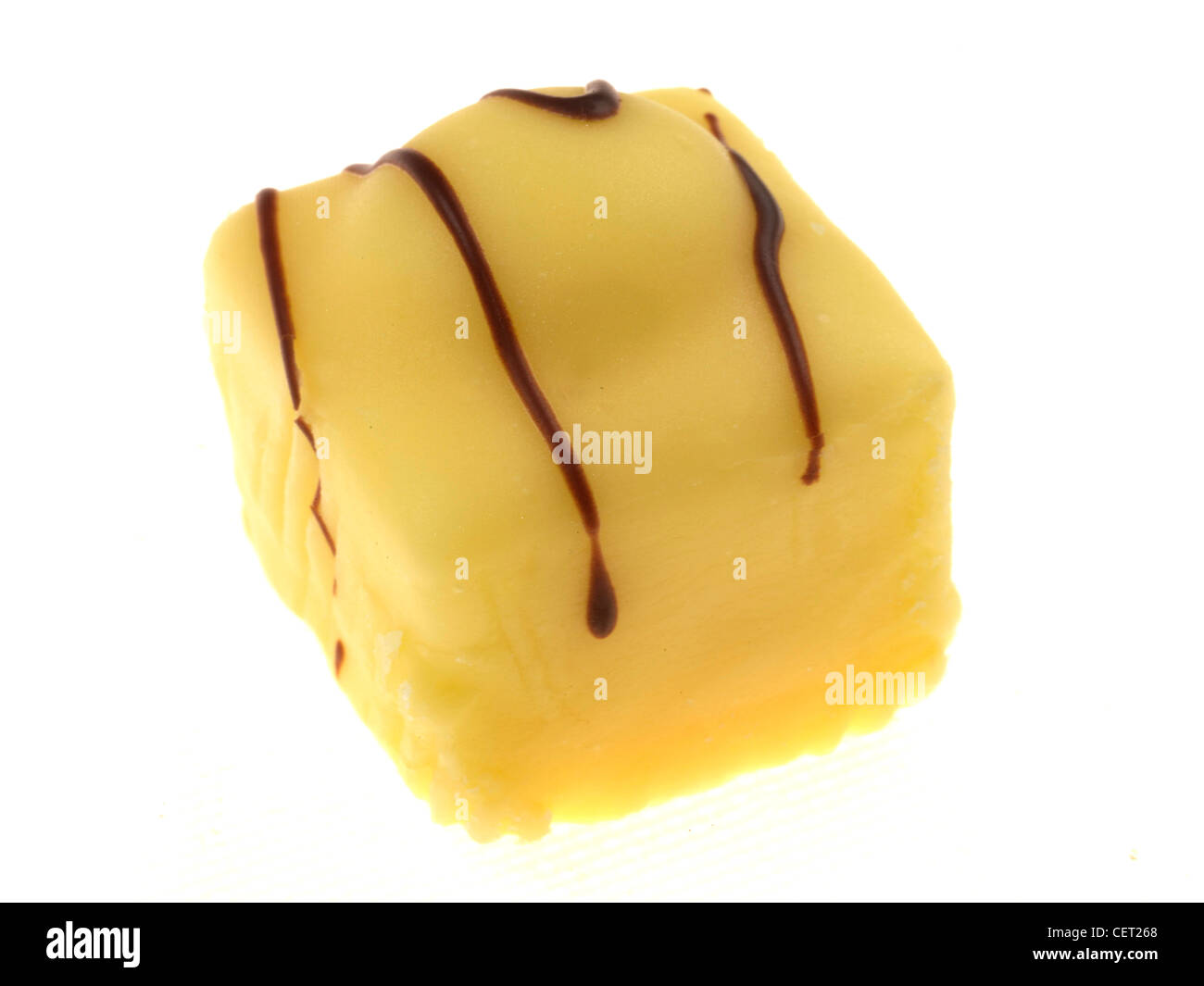 Fresco aromatizzato al limone singoli fantasie fondente Iced Cakes isolata contro uno sfondo bianco con un tracciato di ritaglio e nessun popolo Foto Stock
