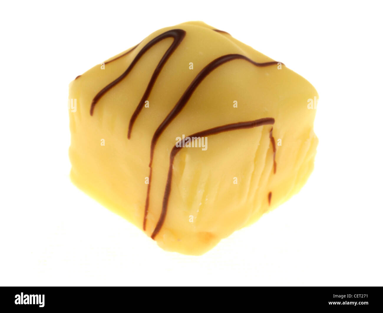Fresco aromatizzato al limone singoli fantasie fondente Iced Cakes isolata contro uno sfondo bianco con un tracciato di ritaglio e nessun popolo Foto Stock