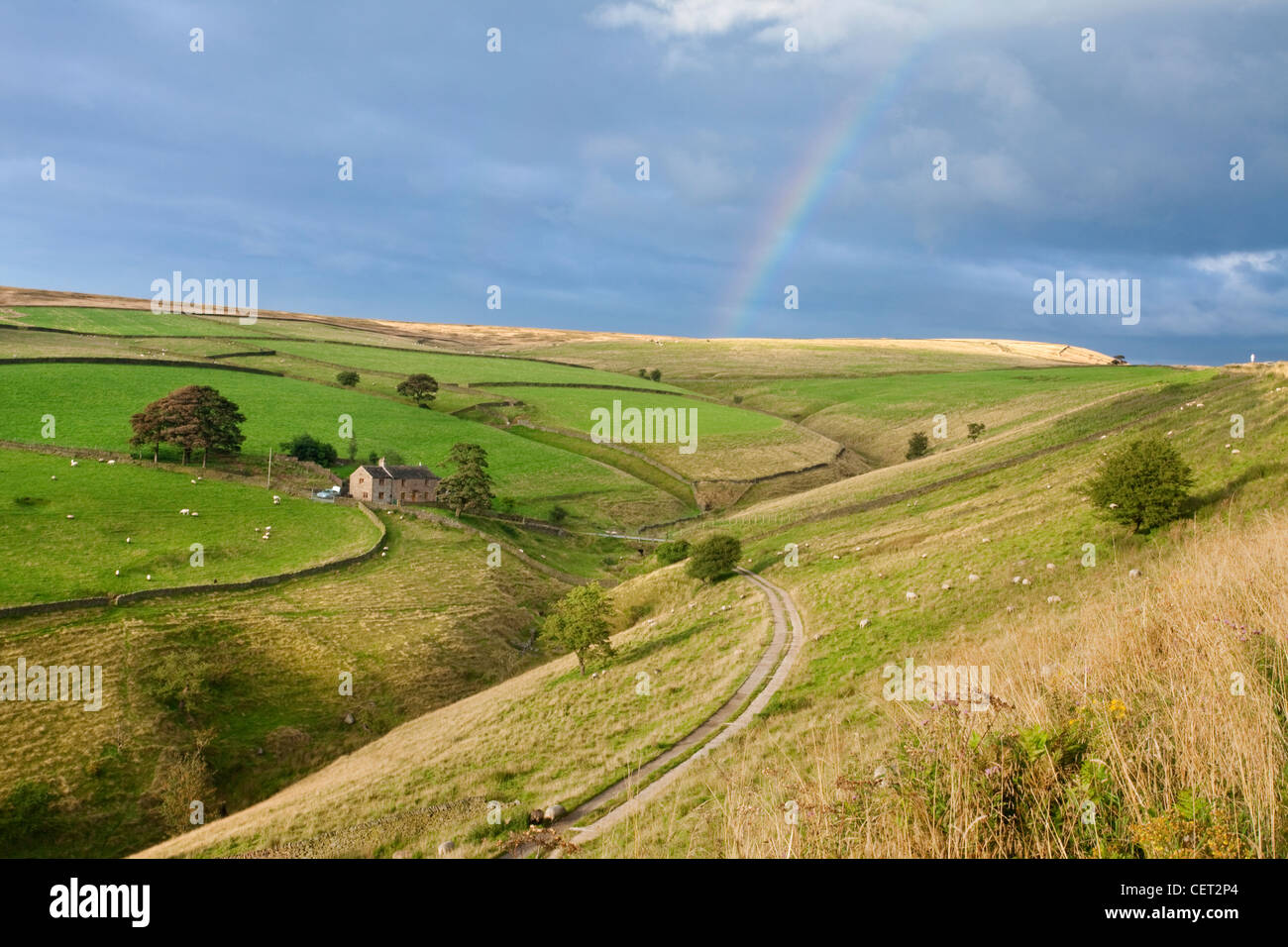 Un arcobaleno su campagna nel Parco Nazionale di Peak District. Foto Stock