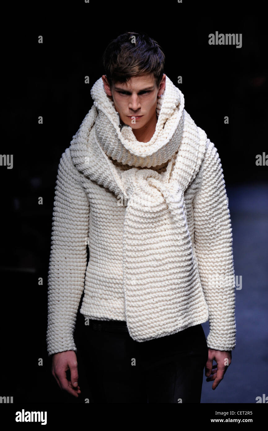 Gianfranco Ferre Milano Menswear pronto a indossare in autunno e inverno  Off in maglia bianco ponticello e matching sciarpa gigante Foto stock -  Alamy