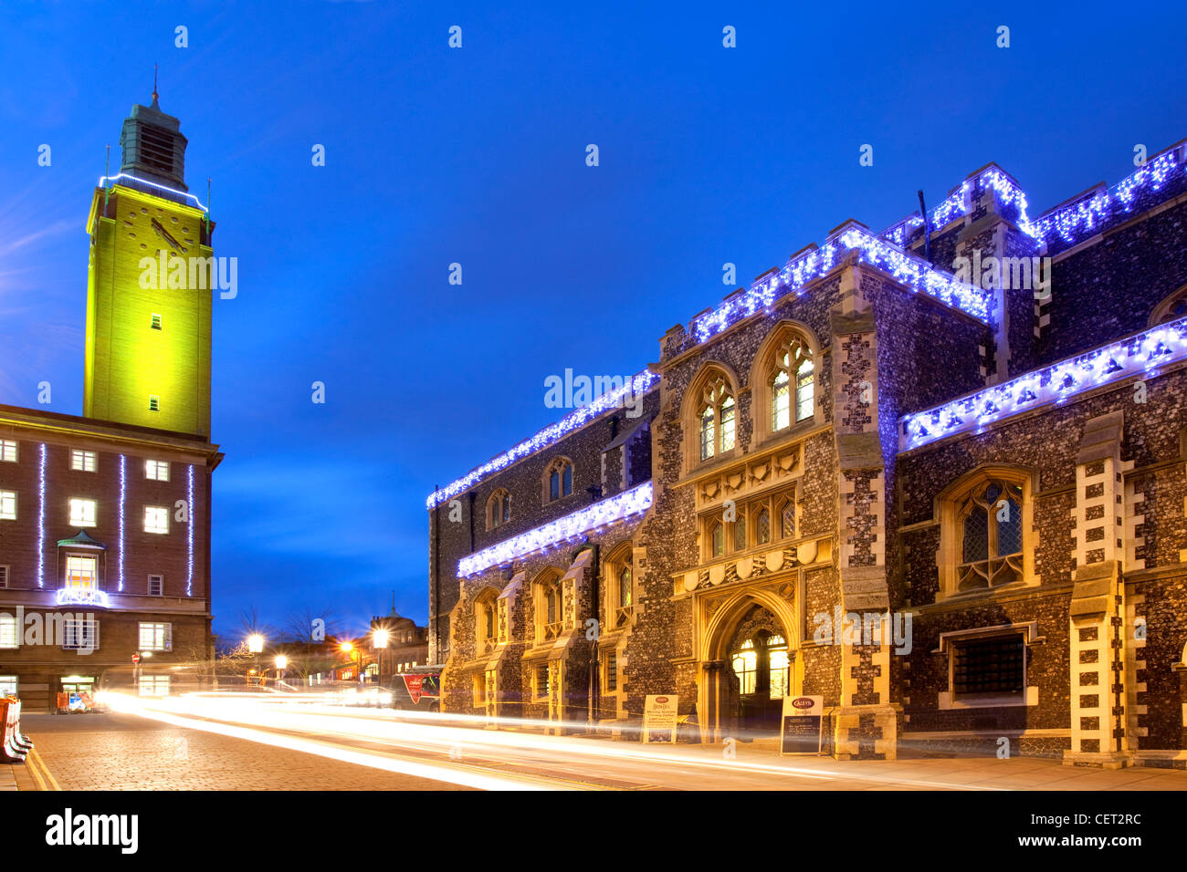 La Guildhall illuminata di Natale nel centro città di Norwich. Foto Stock
