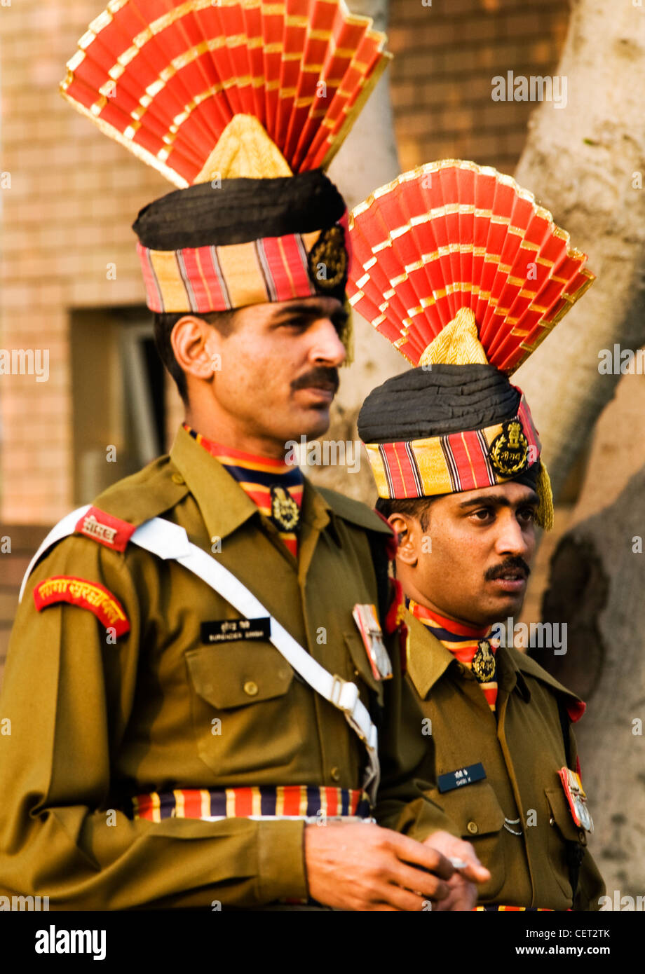 Indiano colorate le guardie di frontiera durante il quotidiano "La chiusura del confine 'cerimonia in Attari- Wagah in Punjab. Foto Stock