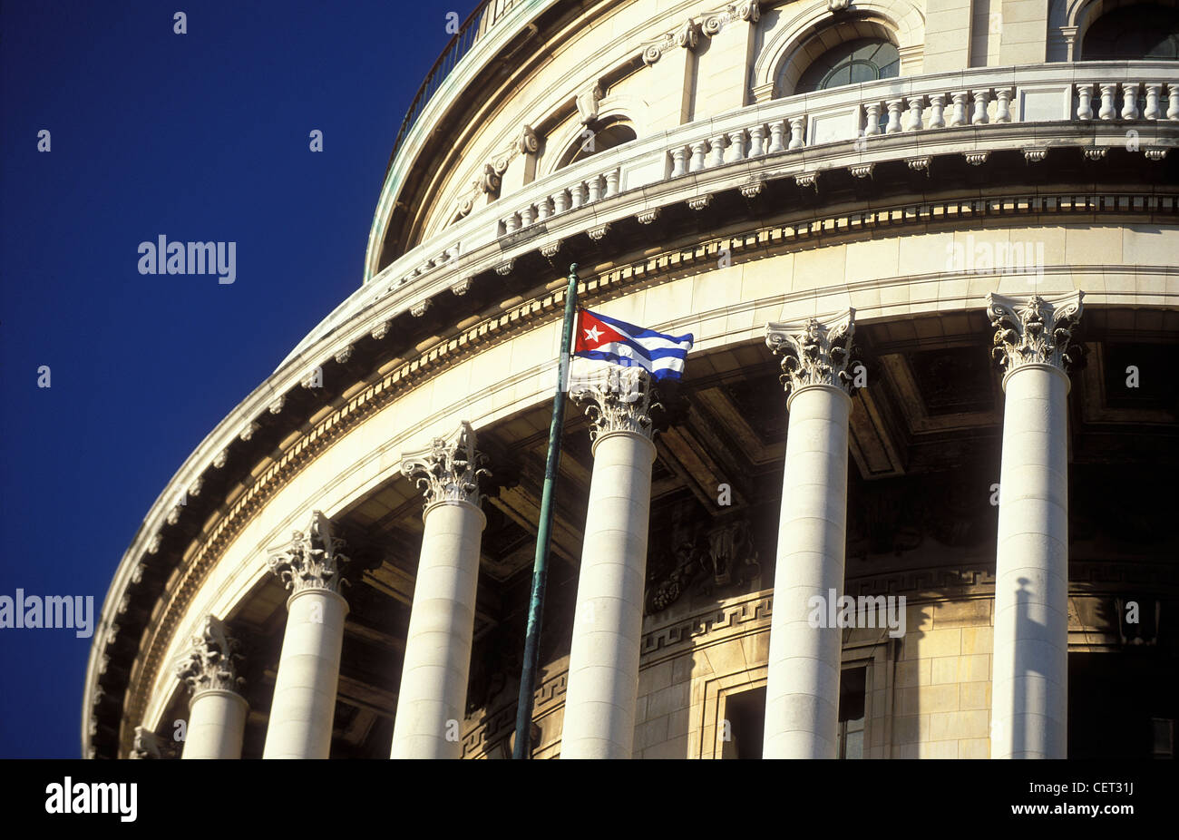 Il Capitolio Nacional con bandiera di Cuba, La Habana, Cuba Foto Stock
