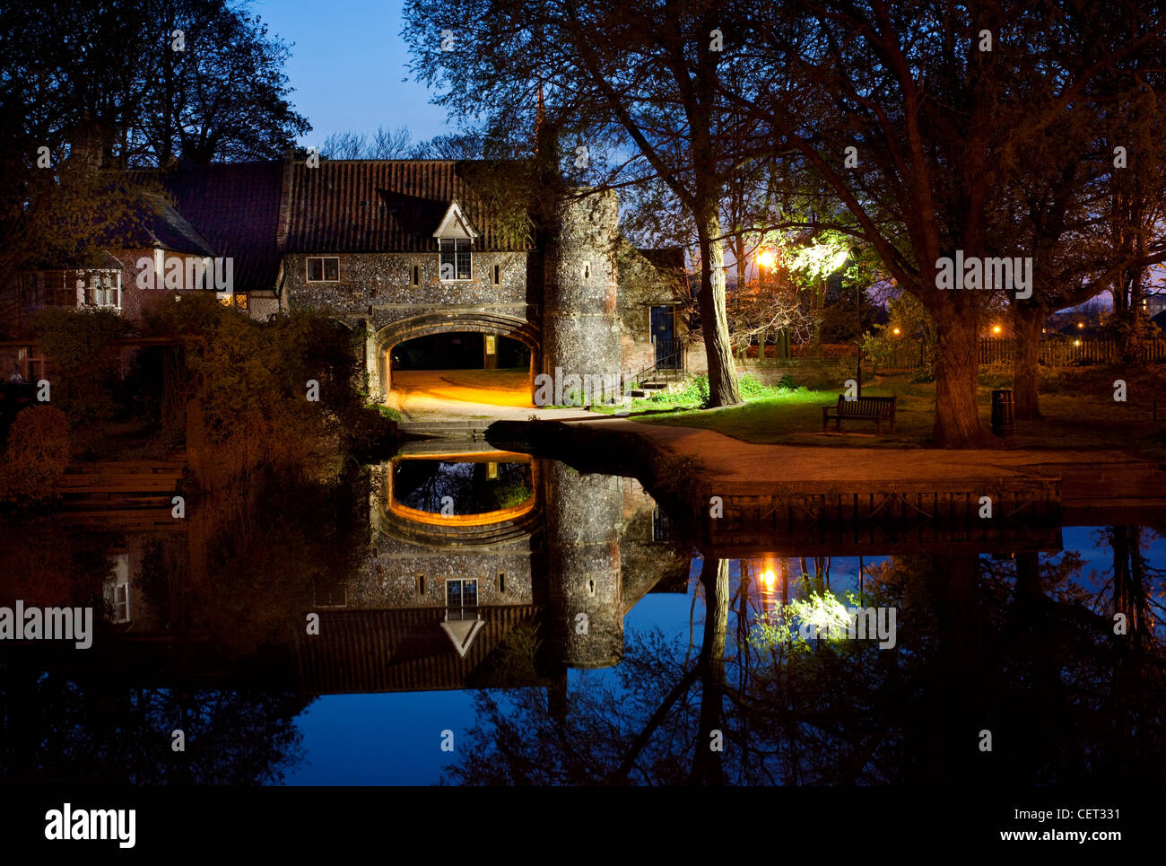 Tira il traghetto, una volta xv secolo watergate sul fiume Wensum, illuminata di notte. Foto Stock