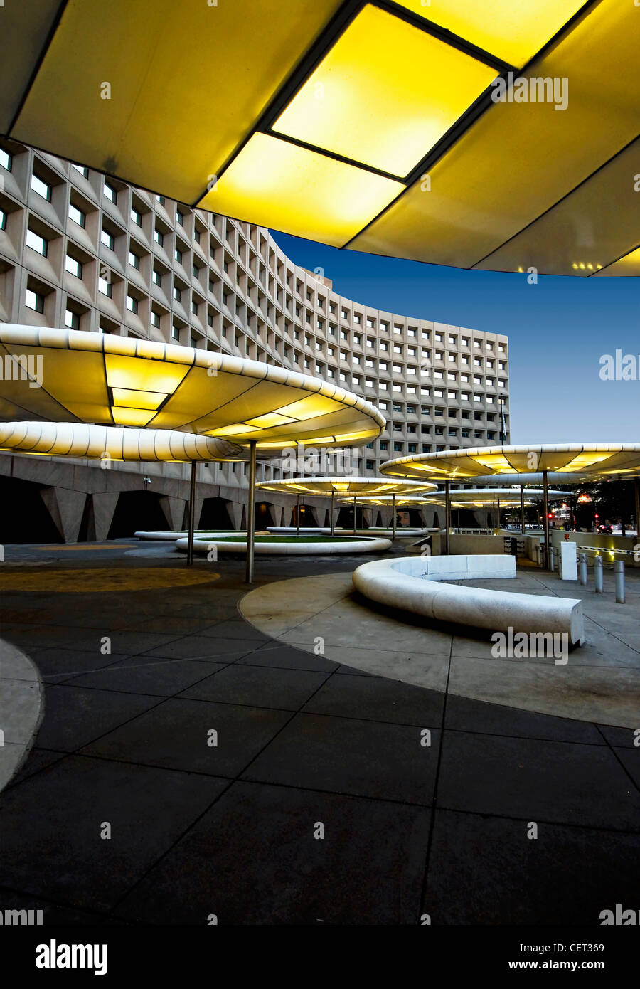 Il Reparto di Albergare e Sviluppo urbano (HUD) Edificio di Washington DC con una vista della sua unica illuminazione esterna Foto Stock