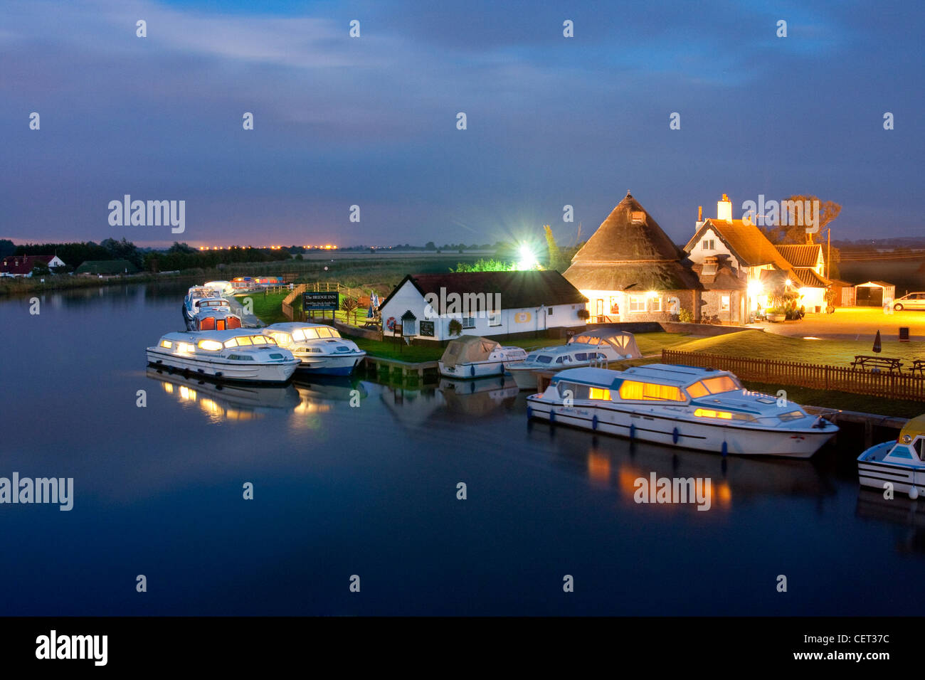 Barche ormeggiate al di fuori del Bridge Inn on the Norfolk Broads. Foto Stock