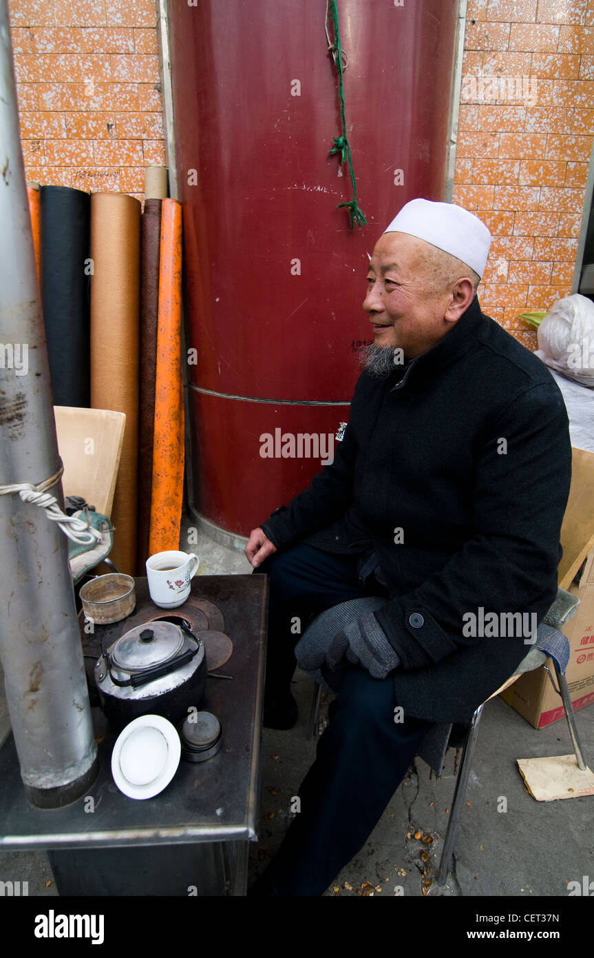 Un uomo uigura gode di una tazza di tè. Foto Stock