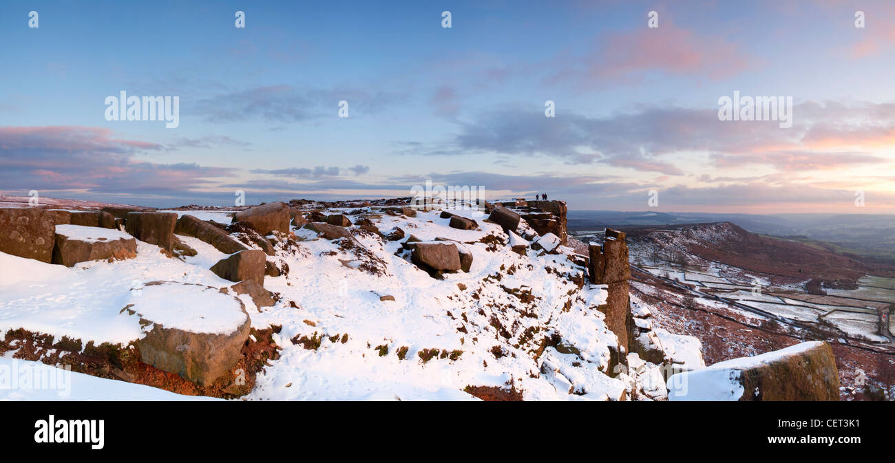 Vista panoramica del bordo Curbar e il pinnacolo di roccia illuminato da gli ultimi raggi del sole al tramonto nel Peak District Nationa Foto Stock