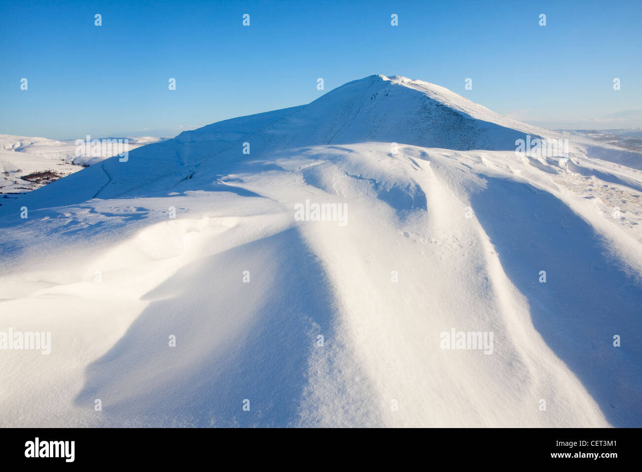 Forti nevicate invernali sul bordo Rushup nel Parco Nazionale di Peak District guardando indietro verso Mam Tor. Foto Stock